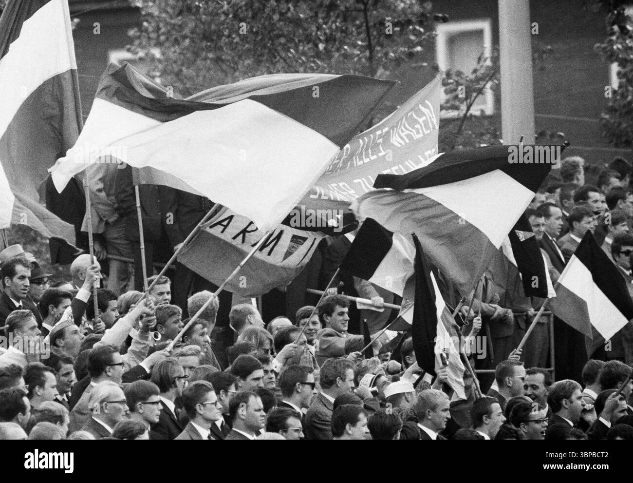 Sessant'anni, sport, calcio, Regionalliga West, 1966/1967, VFL Bochum vs. Arminia Bielefeld 0-0, 02.10.1966, Stadium an der Castroper Strasse a Bochum, i tifosi di Bielefeld sventolano le bandiere del club e si divertono Foto Stock