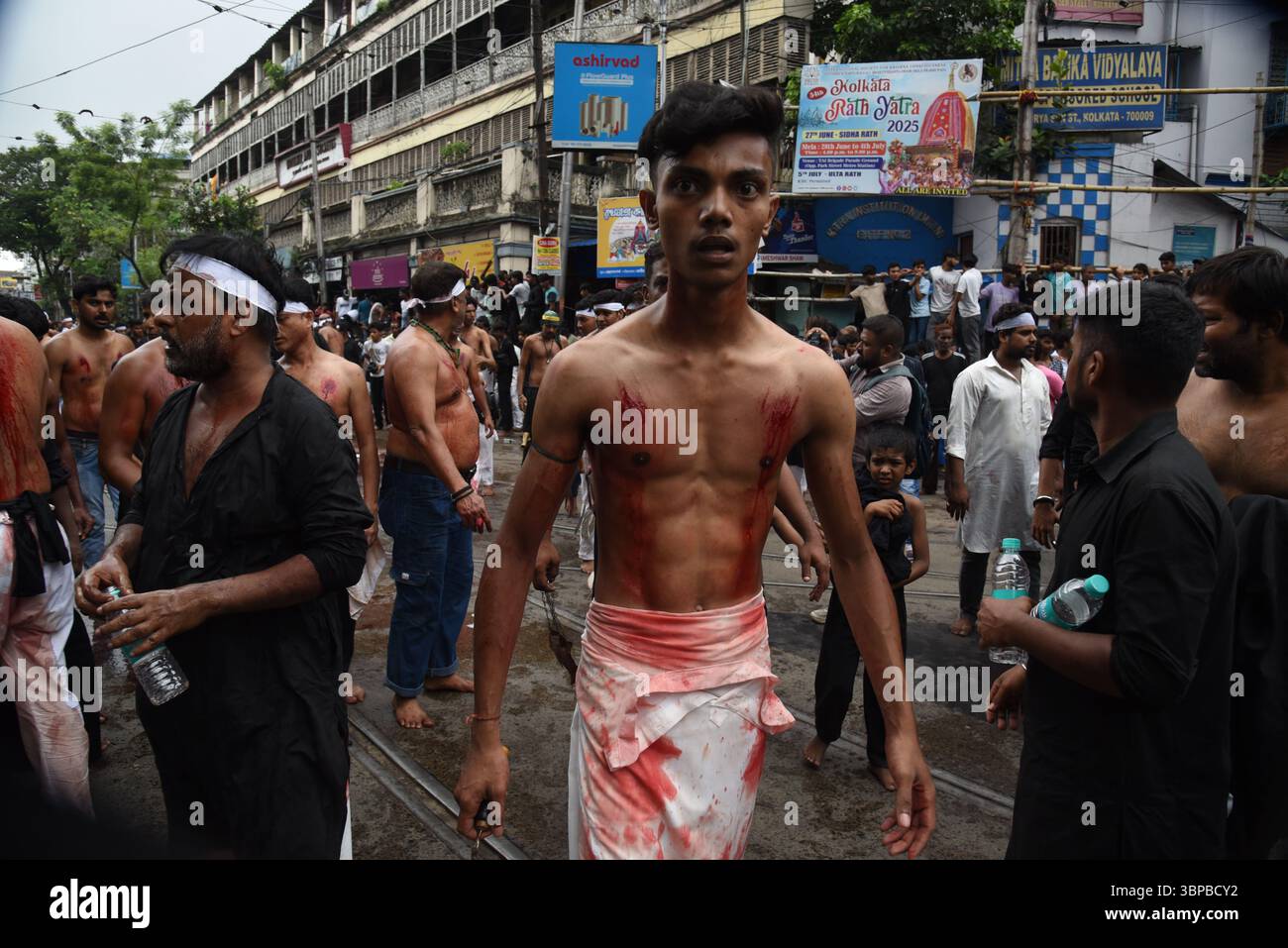 Kolkata, Bengala Occidentale, India. 6 luglio 2025. I devoti musulmani partecipano alla processione religiosa durante il mese del festival islamico "Muharram" (immagine di credito: © Debajyoti Chakraborty/Pacific Press via ZUMA Press Wire) SOLO USO EDITORIALE! Non per USO commerciale! Foto Stock