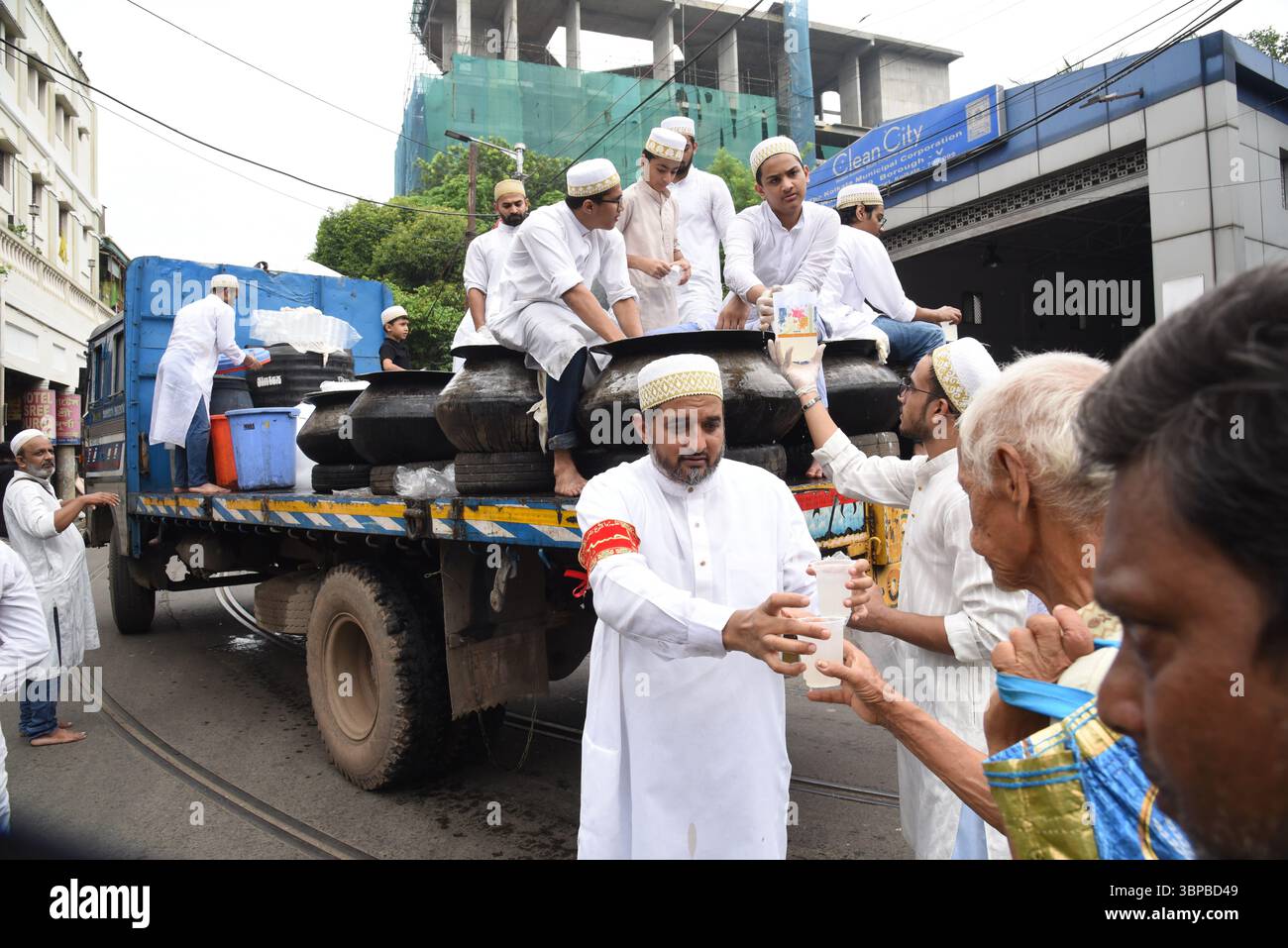 Kolkata, Bengala Occidentale, India. 6 luglio 2025. I devoti musulmani partecipano alla processione religiosa durante il mese del festival islamico "Muharram" (immagine di credito: © Debajyoti Chakraborty/Pacific Press via ZUMA Press Wire) SOLO USO EDITORIALE! Non per USO commerciale! Foto Stock