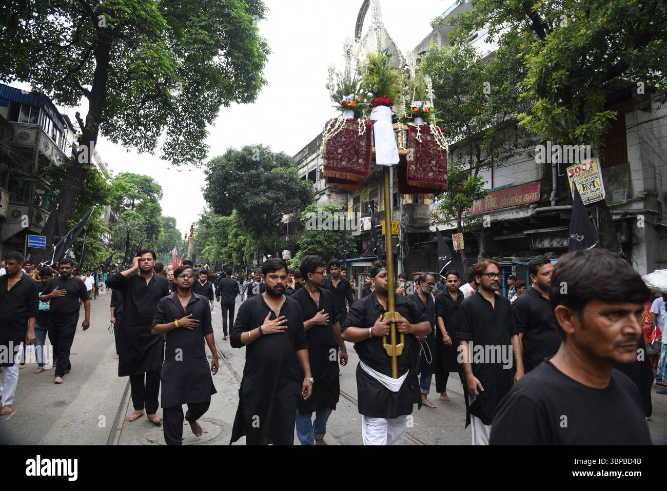 Kolkata, Bengala Occidentale, India. 6 luglio 2025. I devoti musulmani partecipano alla processione religiosa durante il mese del festival islamico "Muharram" (immagine di credito: © Debajyoti Chakraborty/Pacific Press via ZUMA Press Wire) SOLO USO EDITORIALE! Non per USO commerciale! Foto Stock