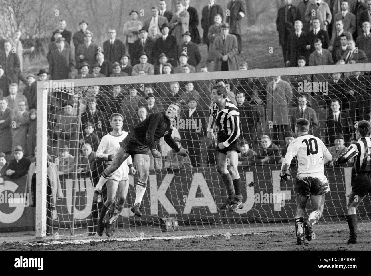 Sessant'anni, sport, calcio, Regionalliga West, 1966/1967, Eintracht Gelsenkirchen contro ETB Schwarz-Weiss Essen 0-0, 29.01.1967, Sued Stadium Gelsenkirchen, scena della partita, per Hubert Kostotzky (Gels), portiere Paul Glaess (Gels), Manfred Kaufmann (ETB), ? (Gel), Alfred Semelka (ETB) Foto Stock