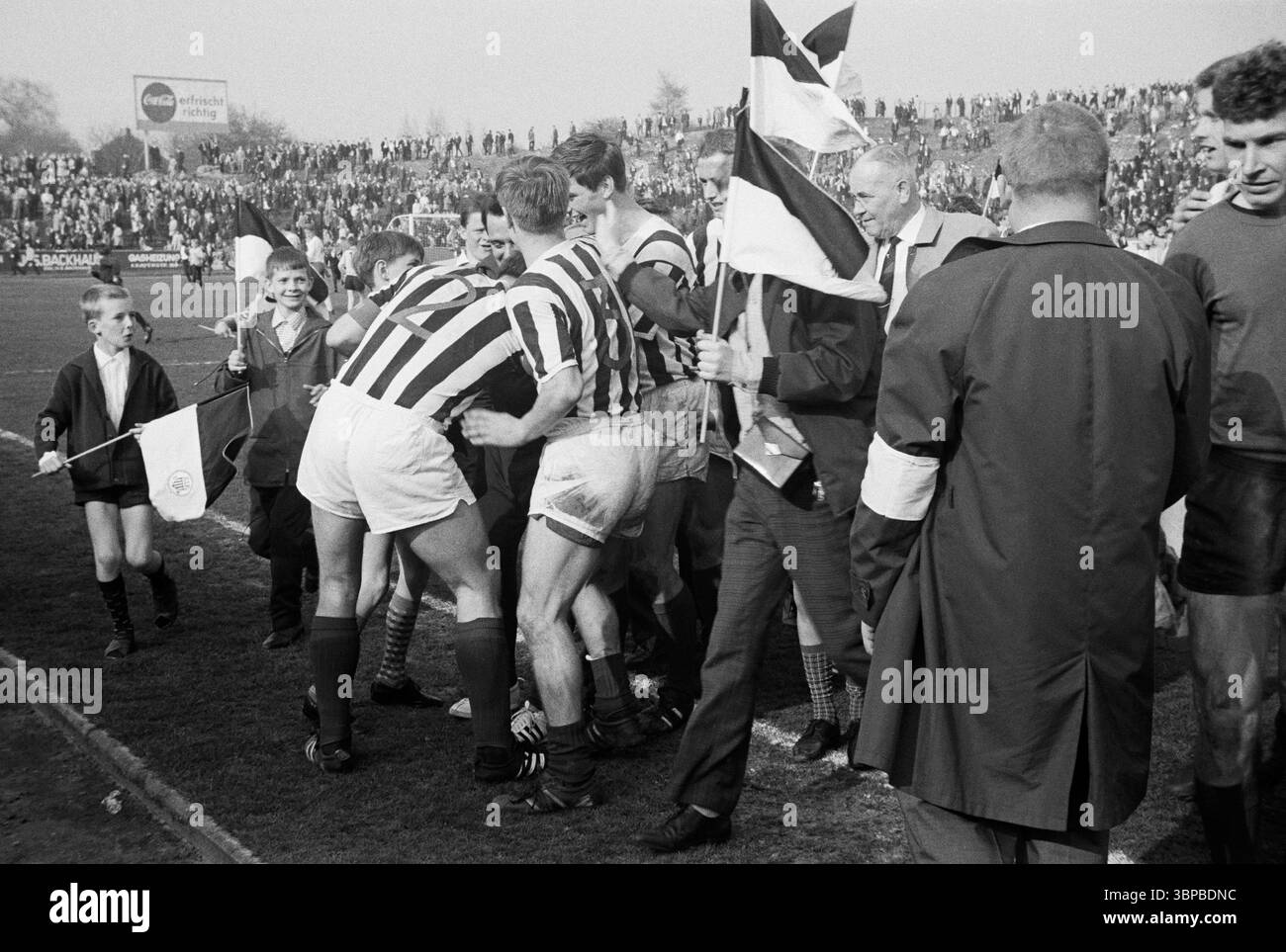 Sessant'anni, sport, calcio, Regionalliga West, 1966/1967, ETB Schwarz-Weiss Essen vs. VfL Bochum 3-0, 16.04.1967, Stadium am Uhlenkrug a Essen, giocatori che gioiscono con i suoi giovani tifosi, visibile per il capo-allenatore Horst Witzler (ETB), Karl Heinz Mozin (ETB), Guenter Leufgen (ETB), Horst Walitza (ETB), Manfred Kaufmann (ETB), Manfred Kaufmann (ETB), Manfred Kaufcht (ETB), Kaufmann (ETB) portiere Hermann Merchel (ETB) Foto Stock