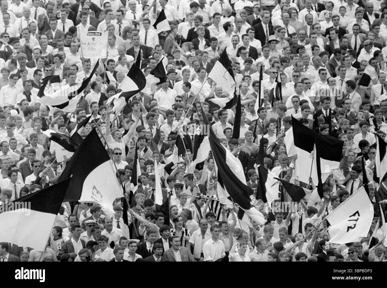 Sessant'anni, sport, calcio, Regionalliga, 1966/1967, promozione partita alla Bundesliga 1967/1968, ETB Schwarz-Weiss Essen vs. Hertha BSC Berlin 3-2, 28.05.1967, Stadium am Uhlenkrug a Essen, 28.05.1967, Stadion am Uhlenkrug a Essen, i tifosi di calcio di Essen ondeggiano bandiere del club Foto Stock