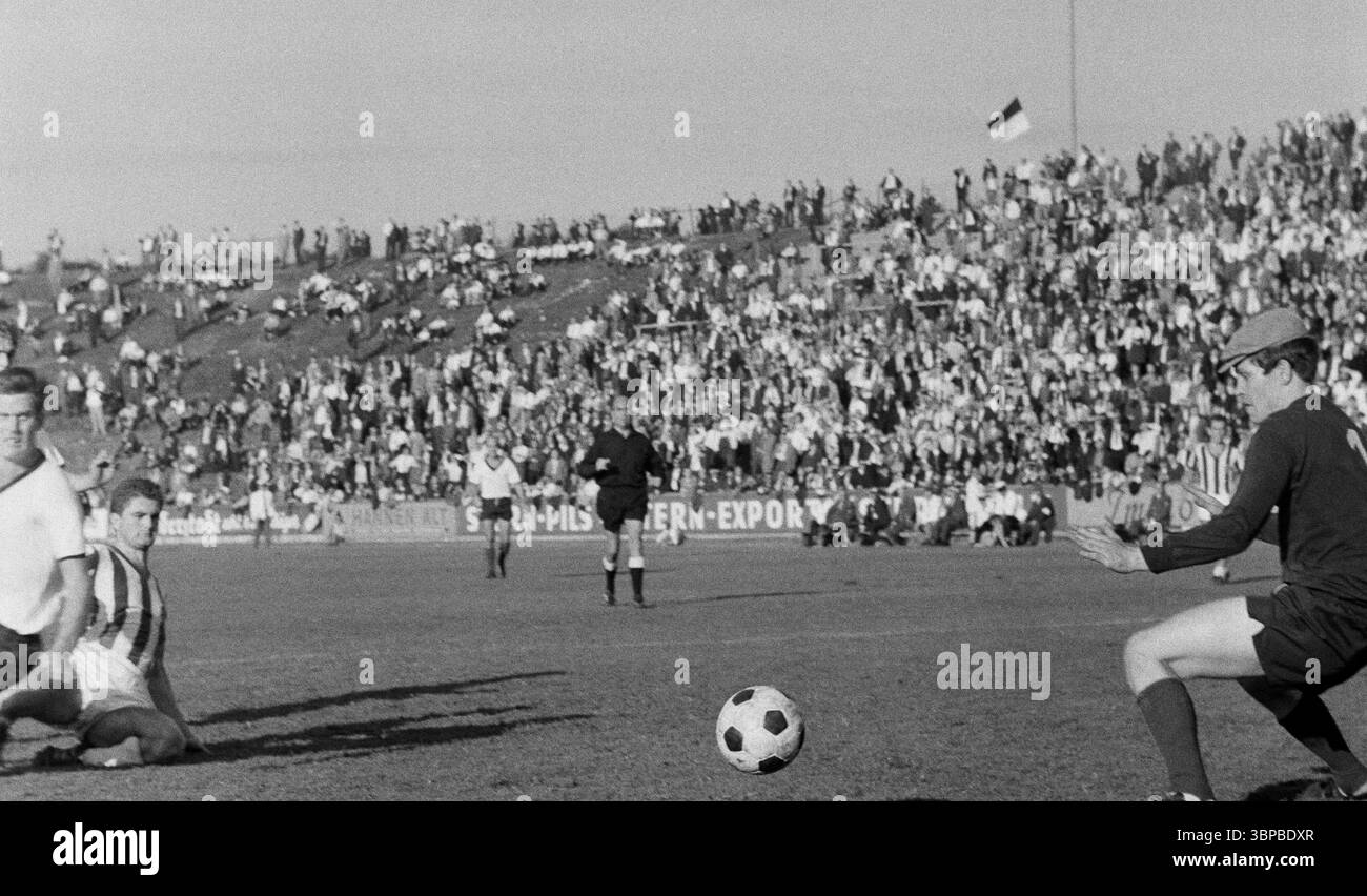 Sessant'anni, sport, calcio, Regionalliga West, 1967/1968, ETB Schwarz-Weiss Essen vs. DSC Arminia Bielefeld 0-4, 24.09.1967, Stadium am Uhlenkrug di Essen, Ernst Kuster (DSC) 2.f.l. segna su 0-3 nel 83 ° minuto di gioco, Horst Kracht (ETB) le. E il portiere Manfred Mueller (ETB) ri. non ho alcuna possibilità Foto Stock