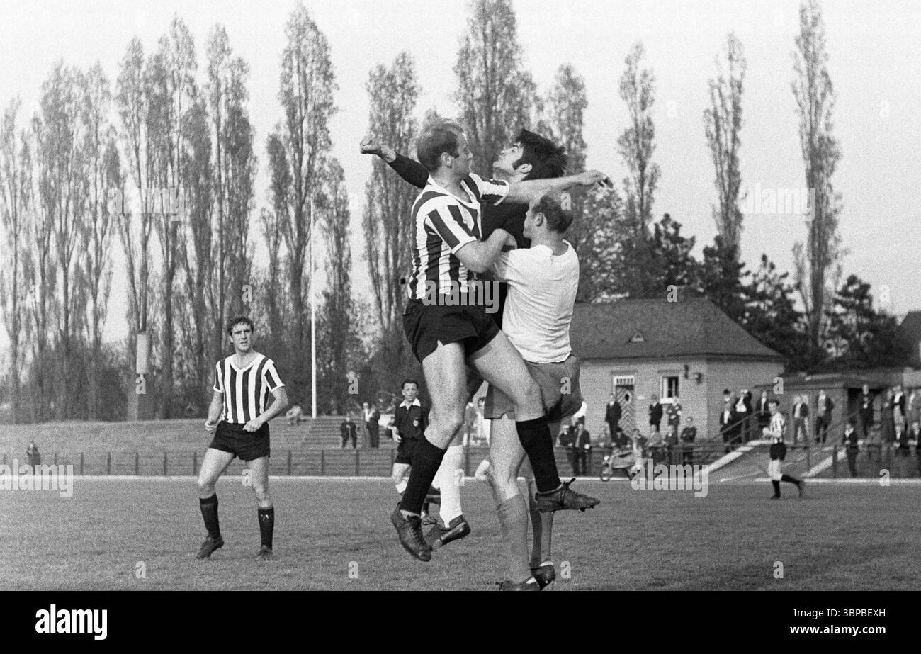 Anni sessanta, sport, calcio, calcio amatoriale, Verbandsliga Niederrhein, 1968/1969, VfB Bottrop vs. Viktoria Wuppertal 0-1, 03.05.1969, Jahn Stadium di Bottrop, scena della partita, portiere salva la palla, nel duello areale lasciato Paul Baron (VfB) Foto Stock