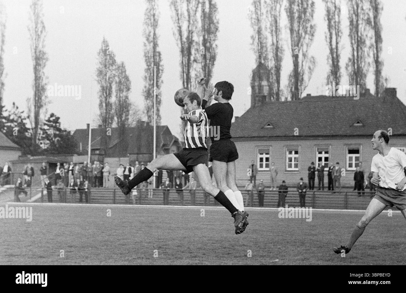 Anni sessanta, sport, calcio, calcio amatoriale, Verbandsliga Niederrhein, 1968/1969, VfB Bottrop vs. Viktoria Wuppertal 0-1, 03.05.1969, Jahn Stadium di Bottrop, scena della partita, portiere salva la palla, nel duello areale lasciato Paul Baron (VfB) Foto Stock