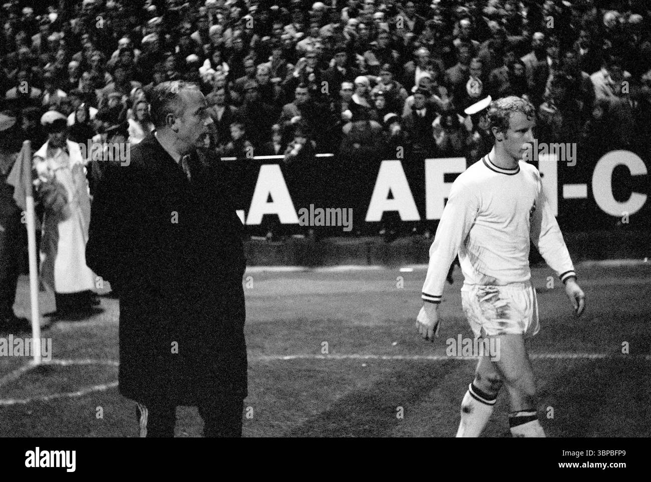 Anni sessanta, sport, calcio, Bundesliga, 1969/1970, Borussia Moenchengladbach contro Alemannia Aachen 5-1, 31.10.1969, Boekelberg Stadium, allenatore Hennes Weisweiler (MG) a sinistra e Berti Vogts (MG) torna al secondo tempo Foto Stock