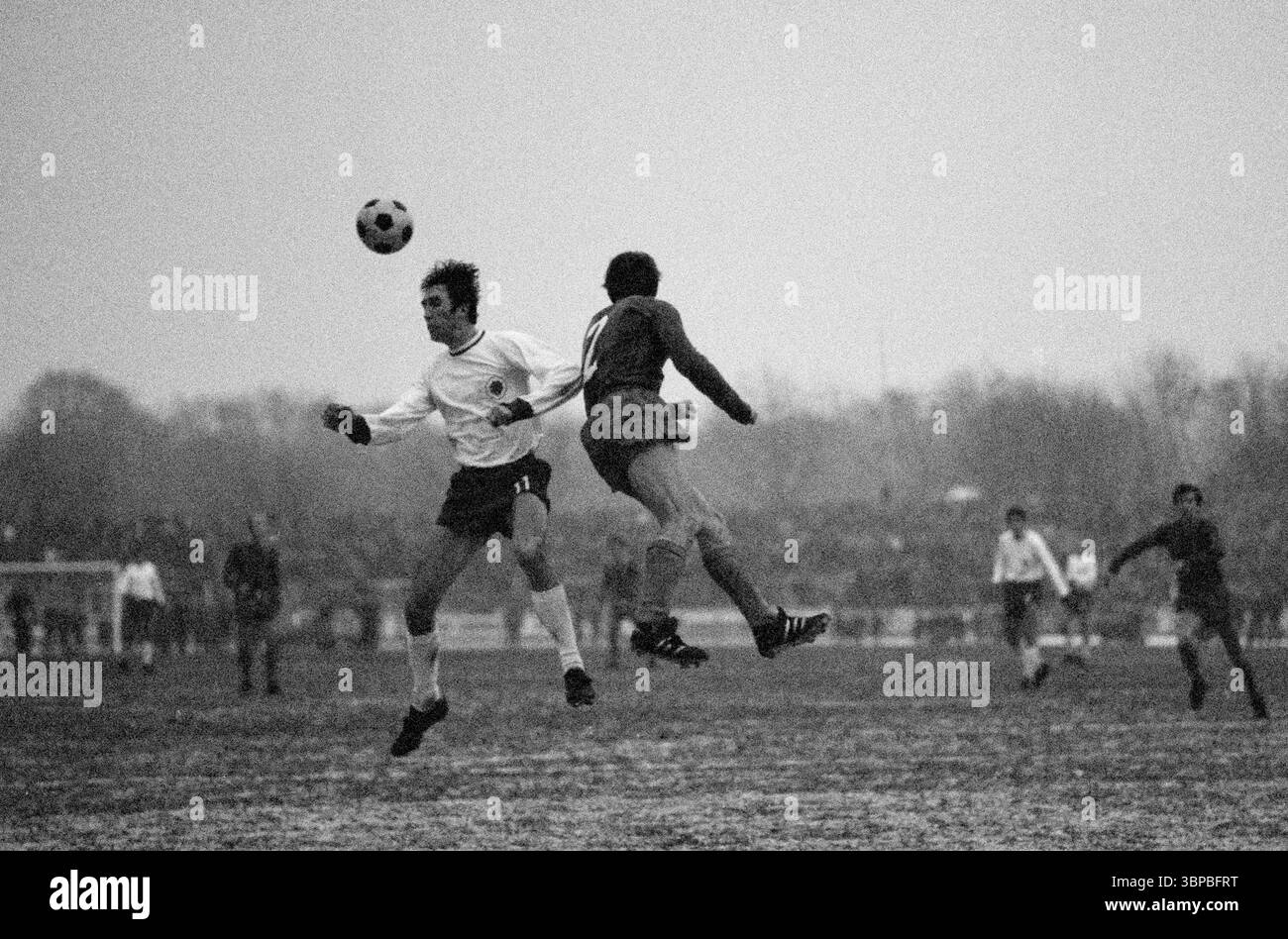 Anni sessanta, sport, calcio, Bundesliga, 1969/1970, rot-Weiss Oberhausen vs. FC Bayern Muenchen 3-3, 13.12.1969, Niederrhein Stadium di Oberhausen, scena della partita, duello areale, Guenter Karbowiak (RWO) a sinistra e Peter Kupferschmidt (FCB) Foto Stock