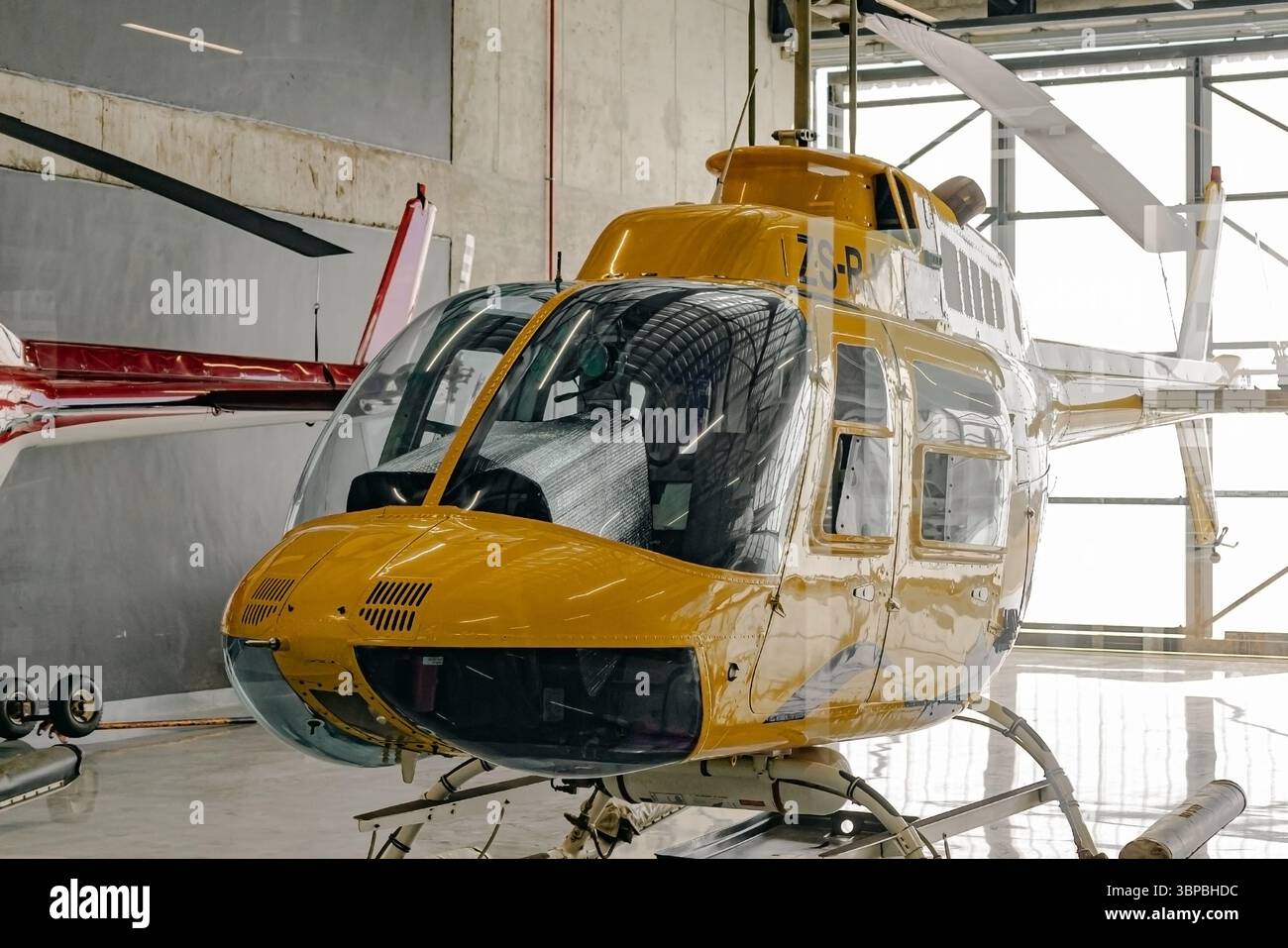Elicottero turistico giallo in hangar, aereo ad ala rotante Foto Stock
