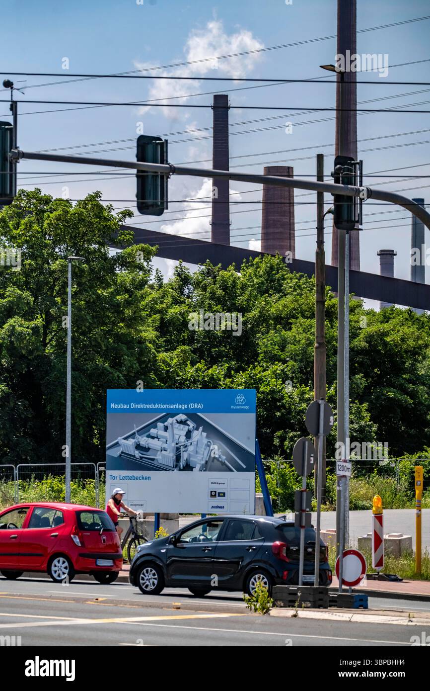 Cartello di cantiere per il primo impianto di riduzione diretta di ThyssenKrupp Steel, il progetto di produzione di acciaio neutro dal punto di vista climatico presso le acciaierie esistenti Foto Stock