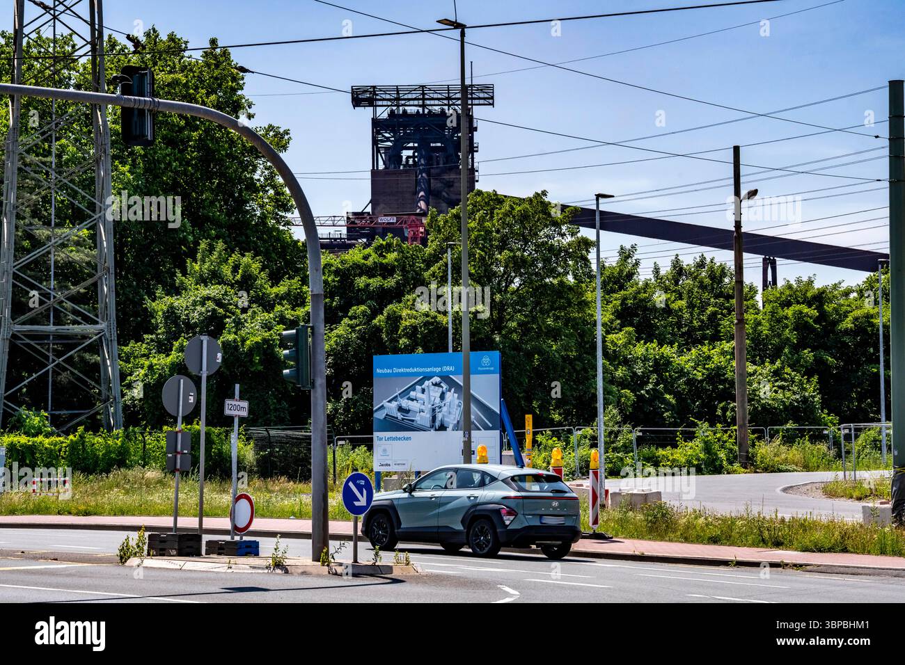 Cartello di cantiere per il primo impianto di riduzione diretta di ThyssenKrupp Steel, il progetto di produzione di acciaio neutro dal punto di vista climatico presso le acciaierie esistenti Foto Stock