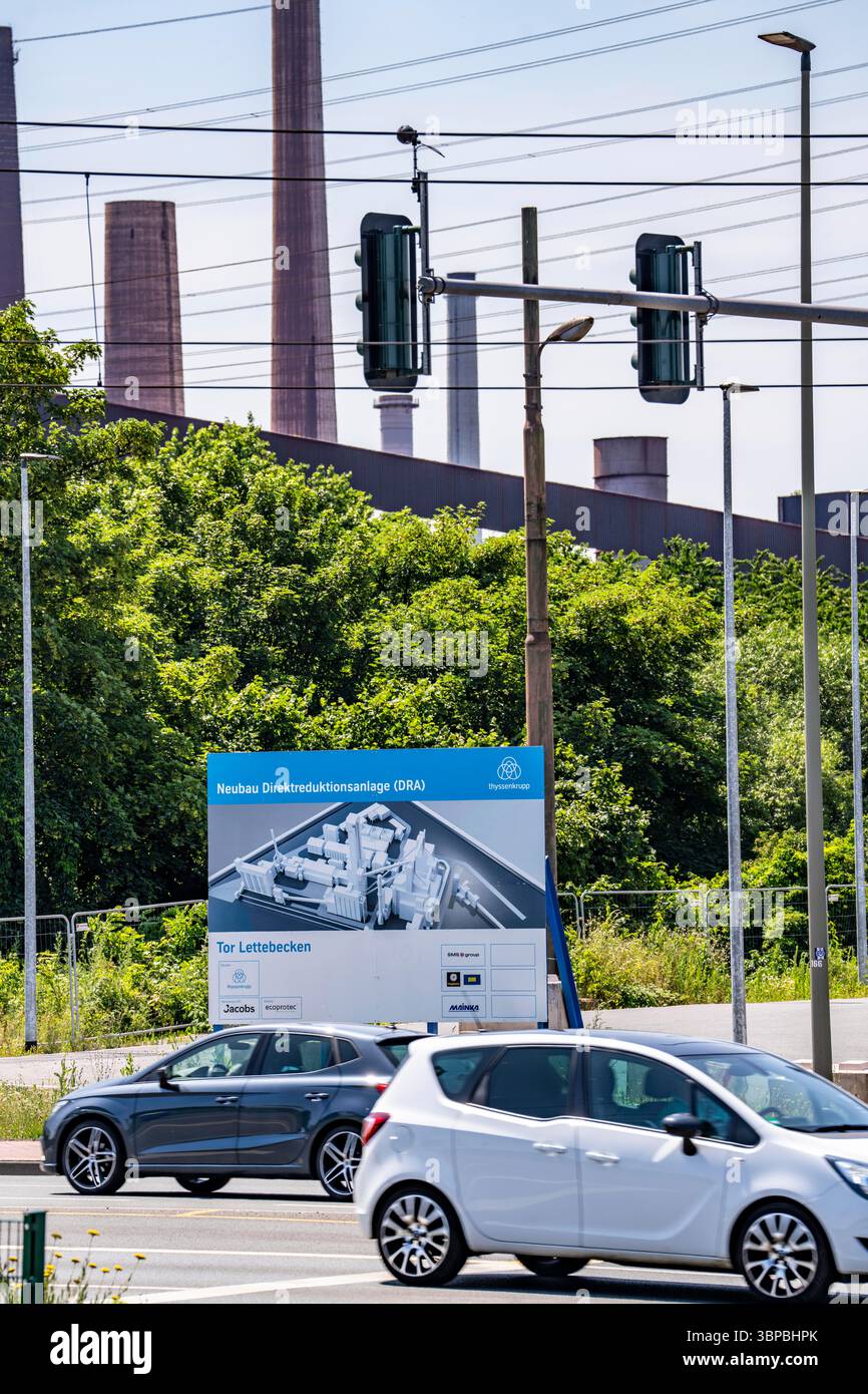 Cartello di cantiere per il primo impianto di riduzione diretta di ThyssenKrupp Steel, il progetto di produzione di acciaio neutro dal punto di vista climatico presso le acciaierie esistenti Foto Stock