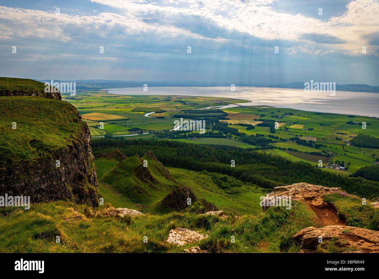 Formatasi 60 millioni di anni fa, Binevenagh Hill nell'Antrim Plateau, Irlanda del Nord, affacciato sul Lough Foyle, sul fiume Roe e sui boschi circostanti Foto Stock