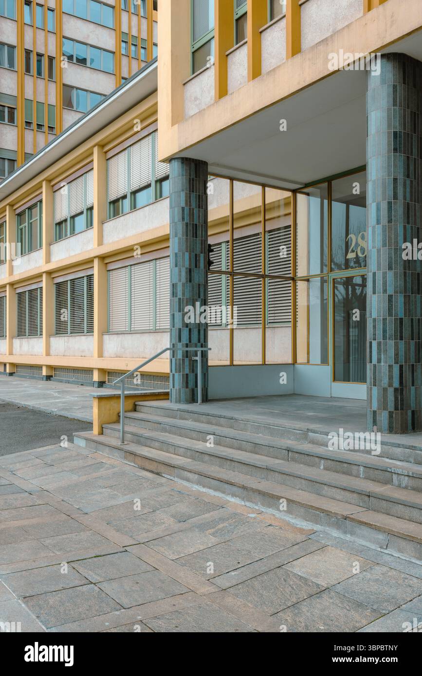 Rue du Locle, situata nel cuore di la Chaux de Fonds, è conosciuta per la sua storia architettonica unica plasmata dall'industria orologiera. Foto Stock