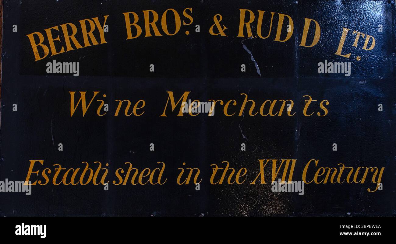 Insegna dipinta a mano insegna tradizionale con lettere dorate di Berry Bros & Rudd Ltd, wine Merchants, St James's Street, Londra, Inghilterra. REGNO UNITO Foto Stock