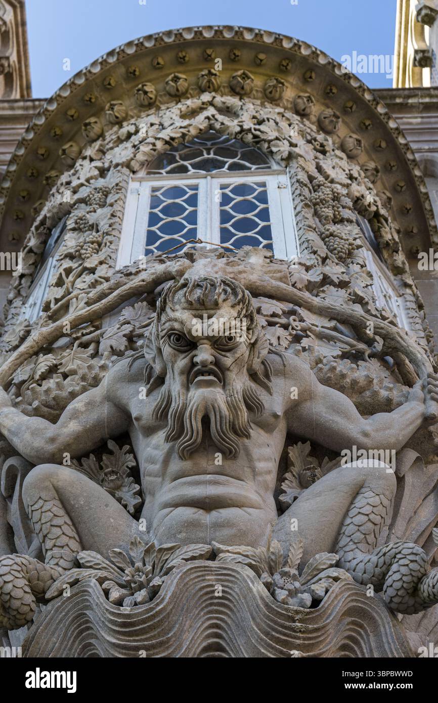 Spettacolare scultura di Tritone all'ingresso del Palazzo da pena, Sintra, Portogallo, simbolo della mitologia e della natura Foto Stock