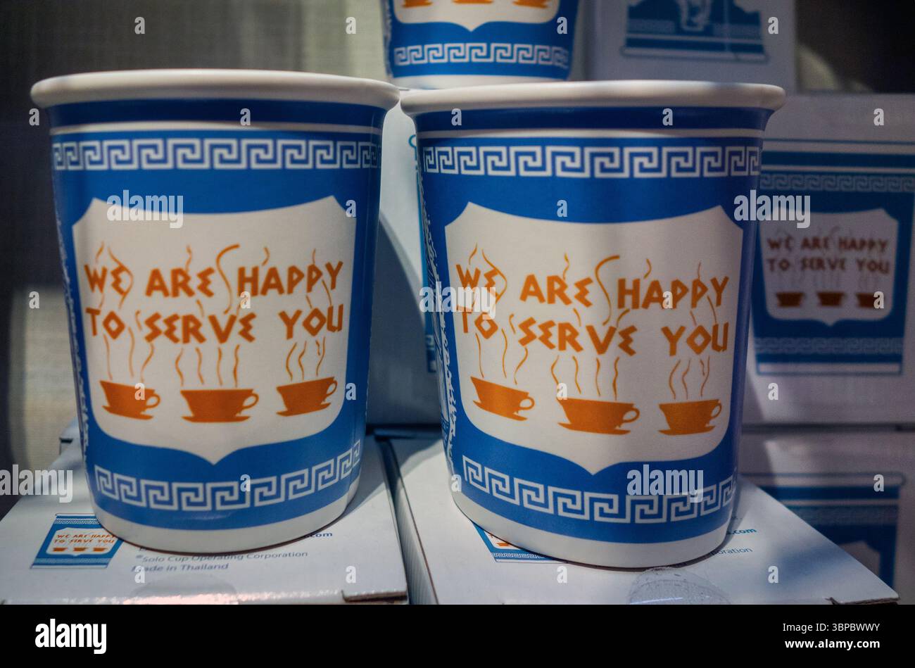 Tazze da caffè retrò in vendita in un negozio a Brooklyn New York Foto Stock