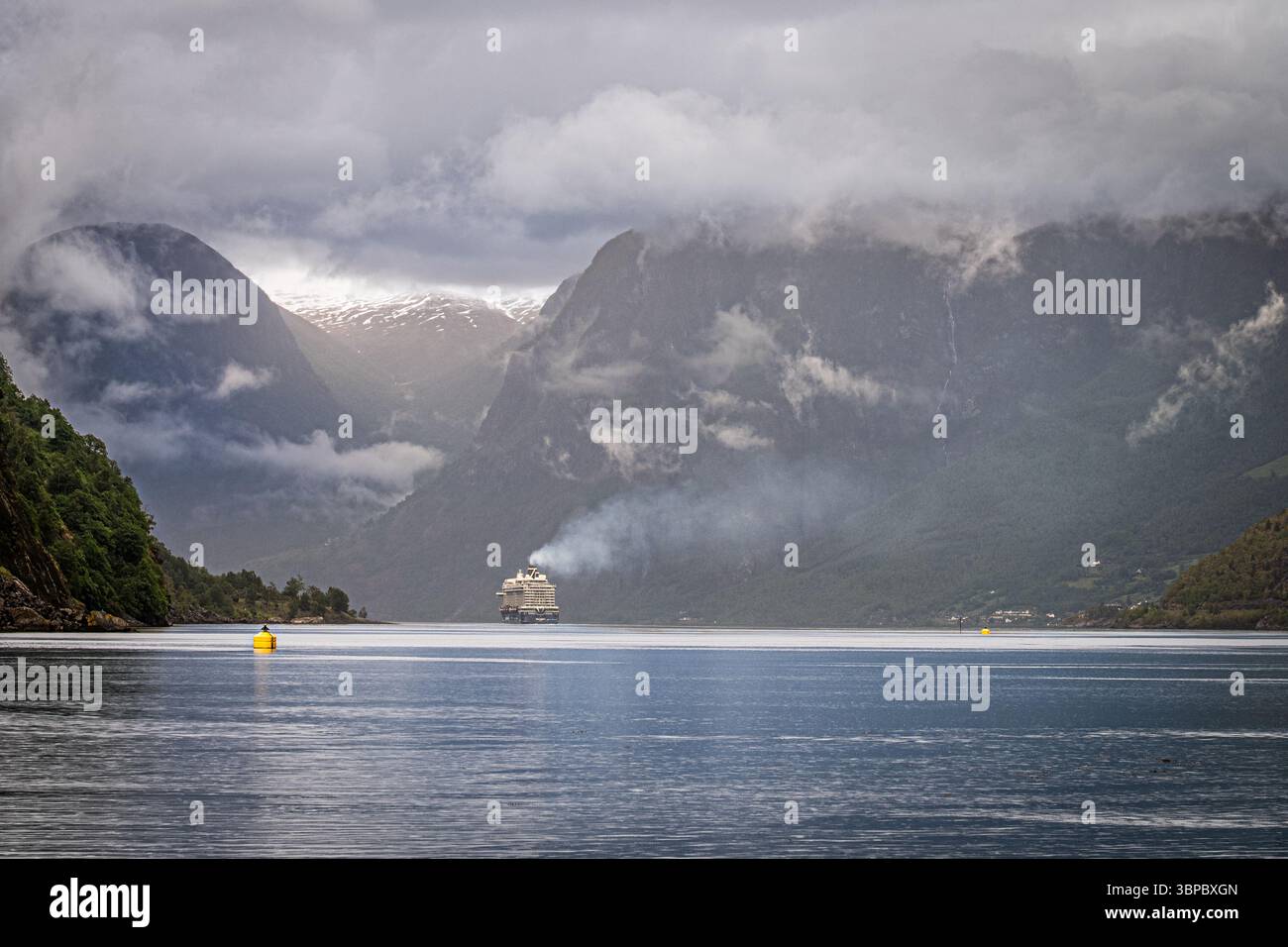 Crociera dei fiordi lungo il Sognefjord a Flam. Norvegia. Foto Stock