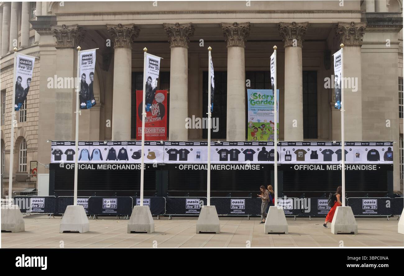 Manchester Inghilterra Regno Unito 07 luglio 2025 bancarelle di merchandising per il tour dal vivo Oasis fuori Manchester Central Library ©Ged Noonan/Alamy Foto Stock