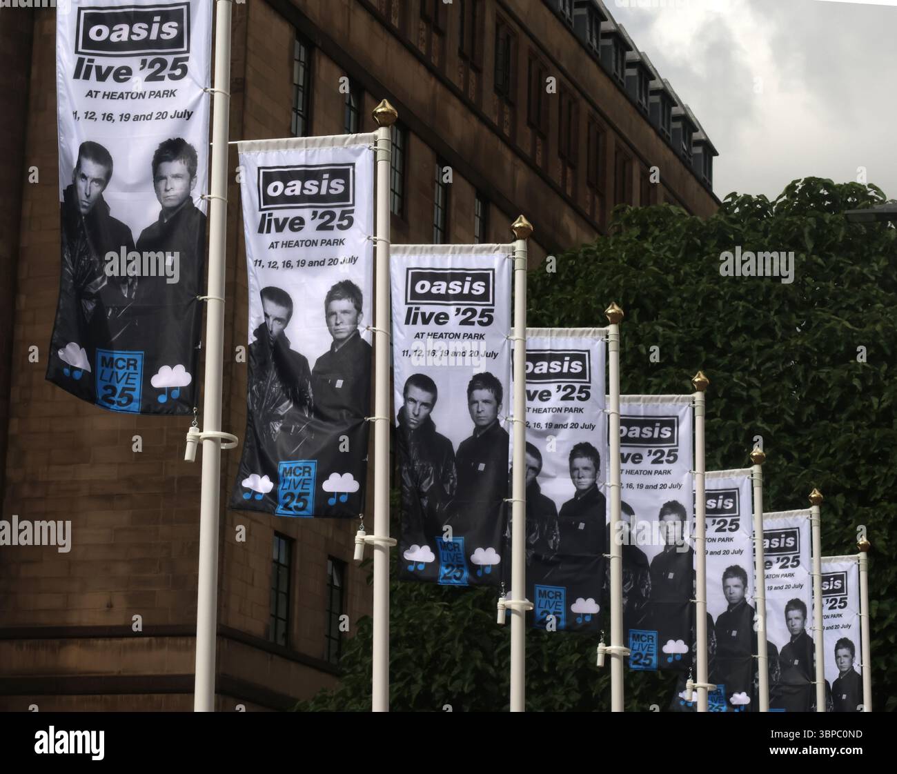 Manchester Inghilterra Regno Unito 07 luglio 2025 bancarelle di merchandising per il tour dal vivo Oasis fuori Manchester Central Library ©Ged Noonan/Alamy Foto Stock