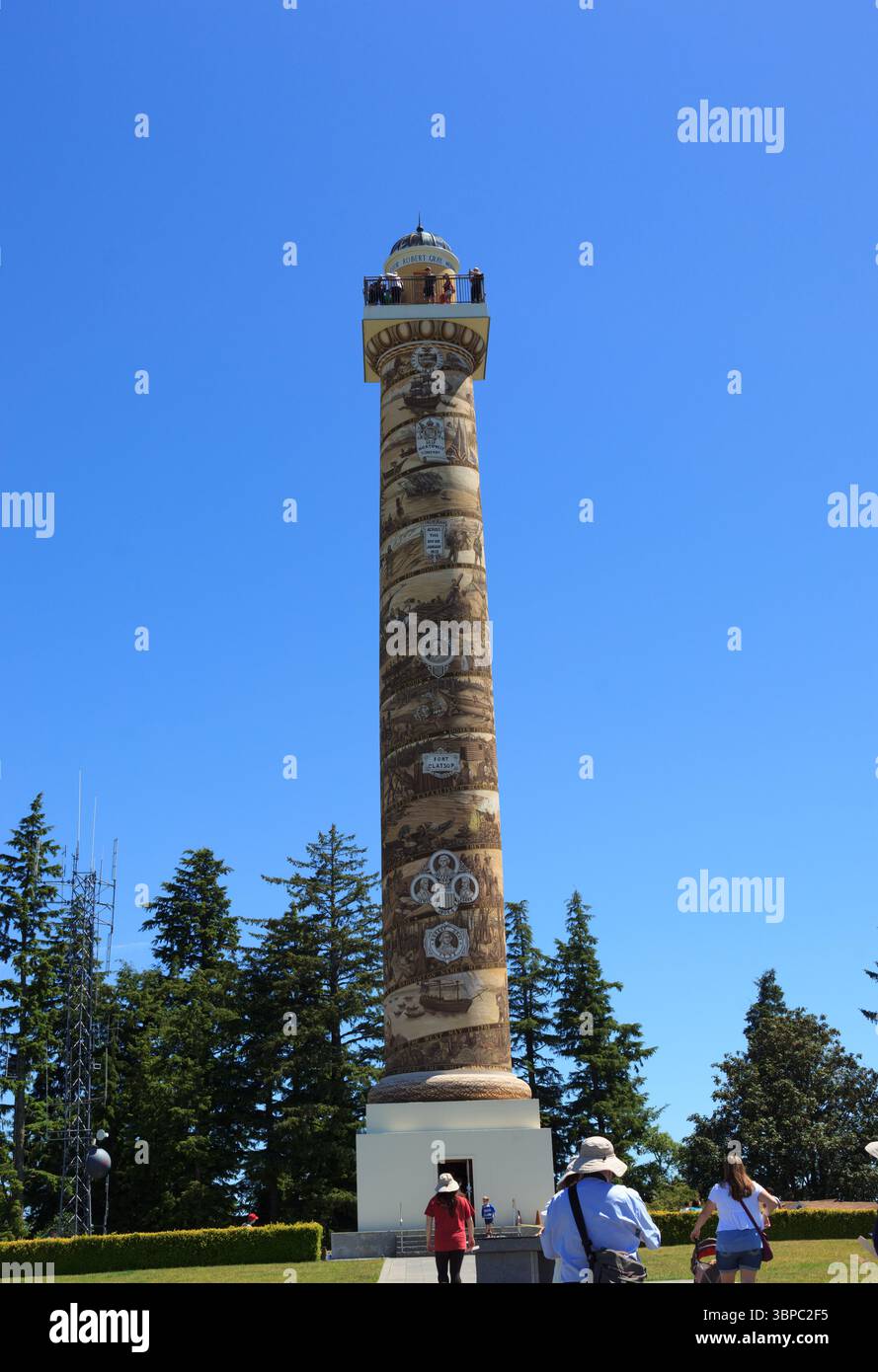 Astoria, Oregon - 26 giugno 2016: I turisti visitano la colonna di Astoria, un monumento storico che illustra la storia della regione. I visitatori possono salire fino alla t Foto Stock