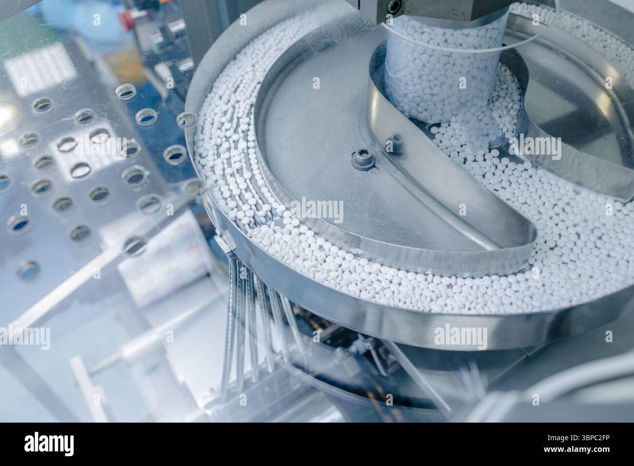 Primo piano della linea di confezionamento di compresse farmaceutiche in una fabbrica sterile, evidenziando il moderno processo di produzione della medicina Foto Stock