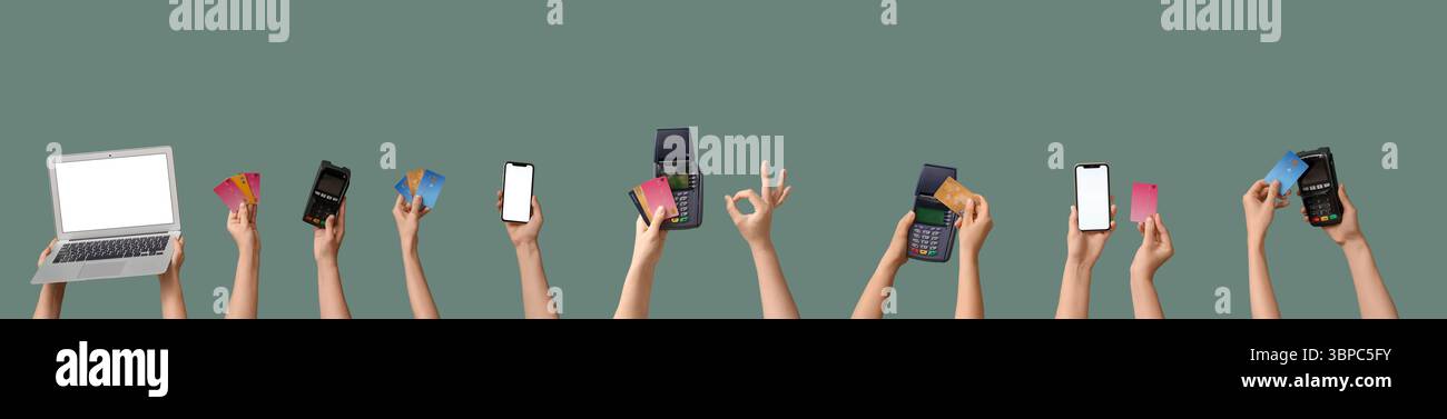 Molte mani con carte di credito, terminali di pagamento, telefoni cellulari e laptop su sfondo grigio Foto Stock