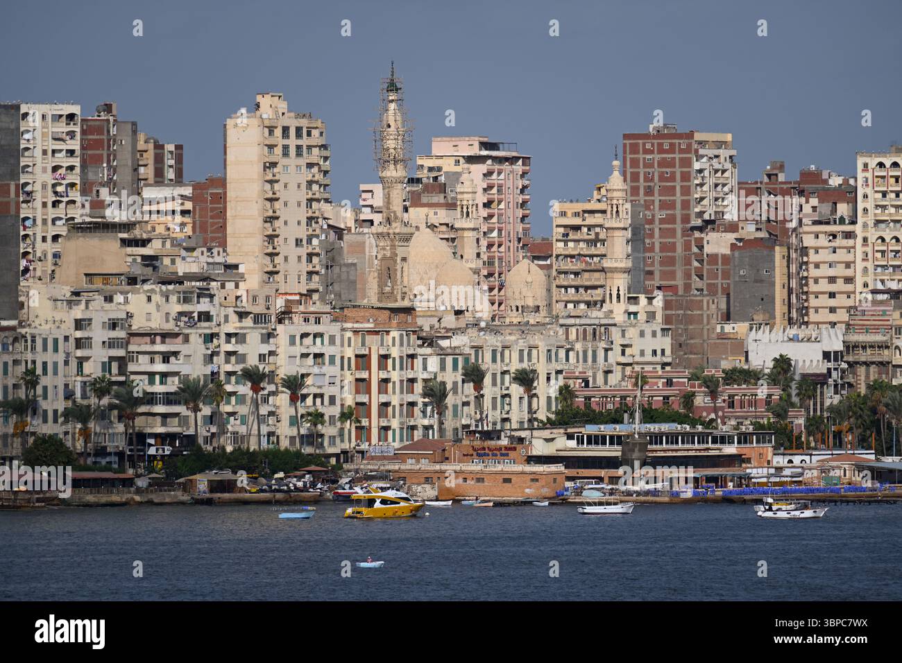 Skyline di Alessandria con moschee storiche ed edifici moderni lungo la costa mediterranea, in Egitto. Foto Stock