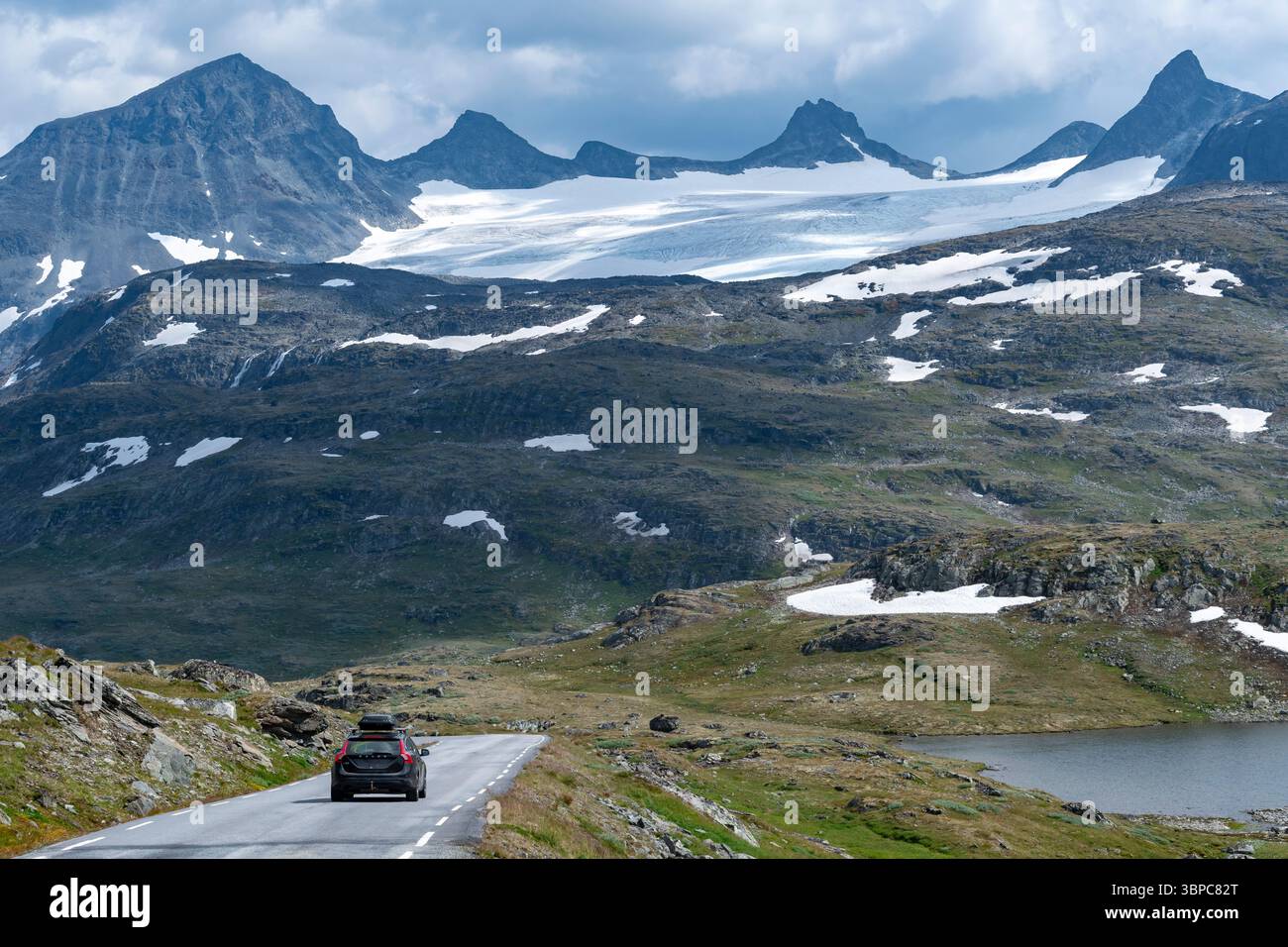 Guarda verso ovest lungo la strada 55 a Mefjell Lookout, Mefjell, Norvegia Foto Stock