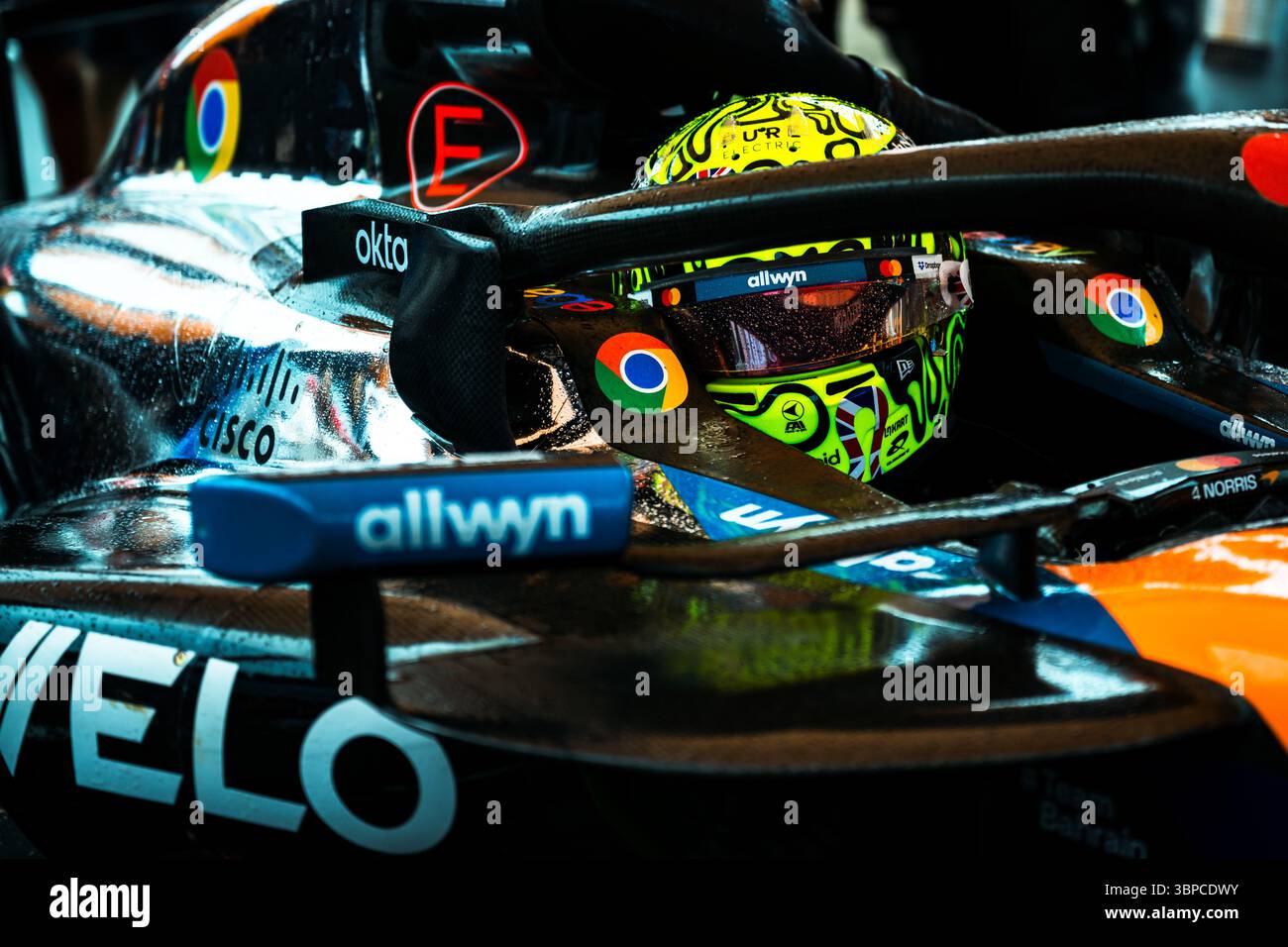 TOWCESTER, REGNO UNITO. 06 luglio: Lando Norris (Gran Bretagna) della McLaren controlla lo specchio laterale in vista della gara di domenica durante il Qatar Airways British Grand Prix 2025 sul circuito di Silverstone domenica 6 luglio 2025 a TOWCESTER, INGHILTERRA. Crediti: Taka G Wu/Alamy Live News Foto Stock