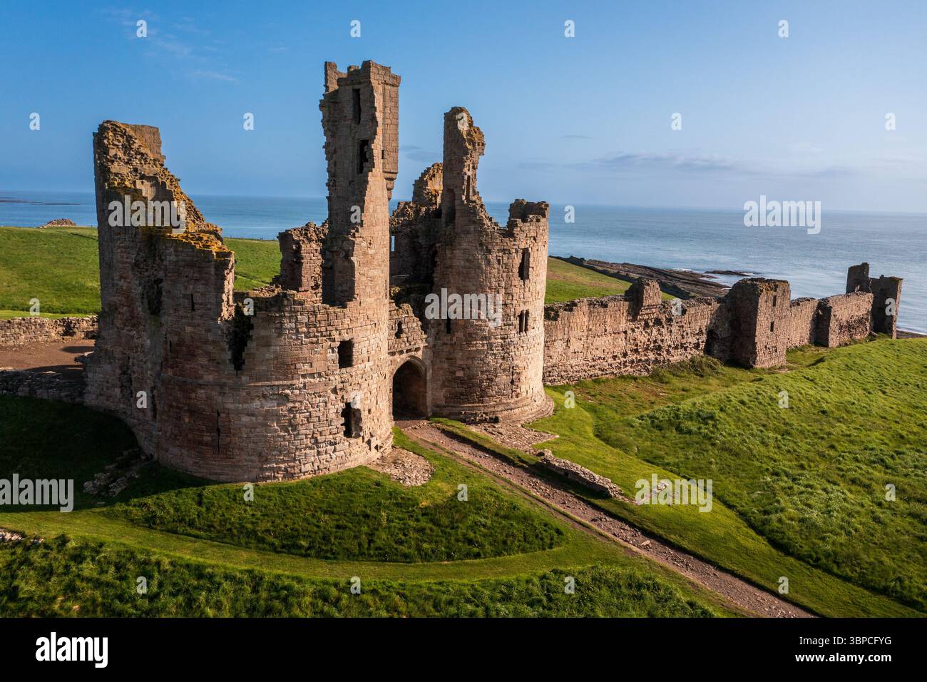 Veduta aerea dei resti in rovina del Castello di Dunstanburgh sulla costa del Northumberland, Inghilterra nord-orientale, Regno Unito Foto Stock