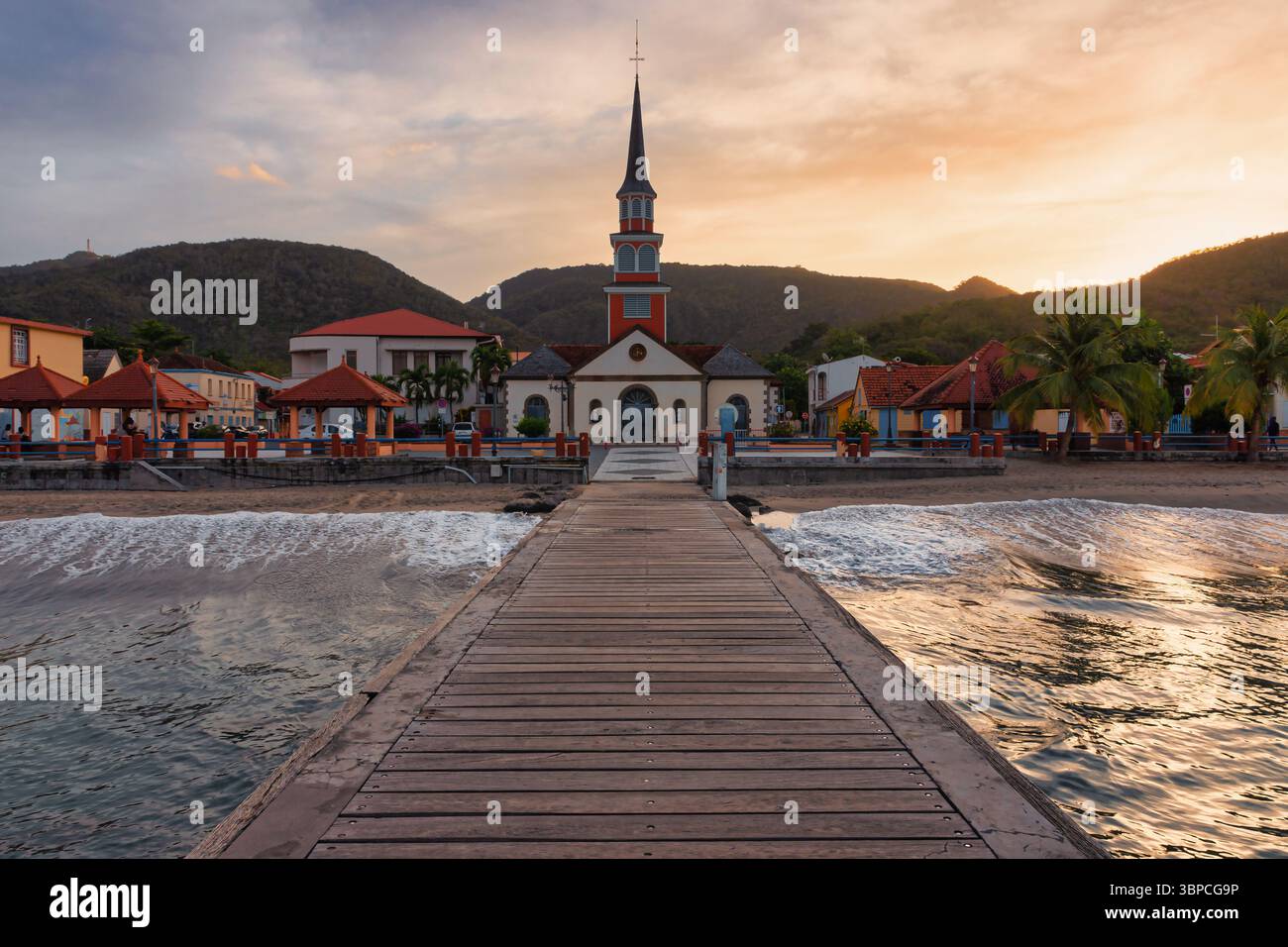 Alba al molo di Les ANSES-d'Arlet con l'iconica chiesa in Martinica, Caraibi francesi Foto Stock Alba al molo di Les ANSES-d'Arlet con l'iconica chiesa in Martinica, Caraibi francesi Foto Stock