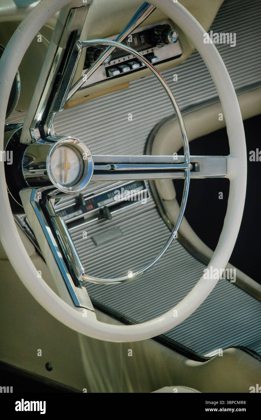 Volante e radio in una Ford Thunderbird d'epoca Foto Stock