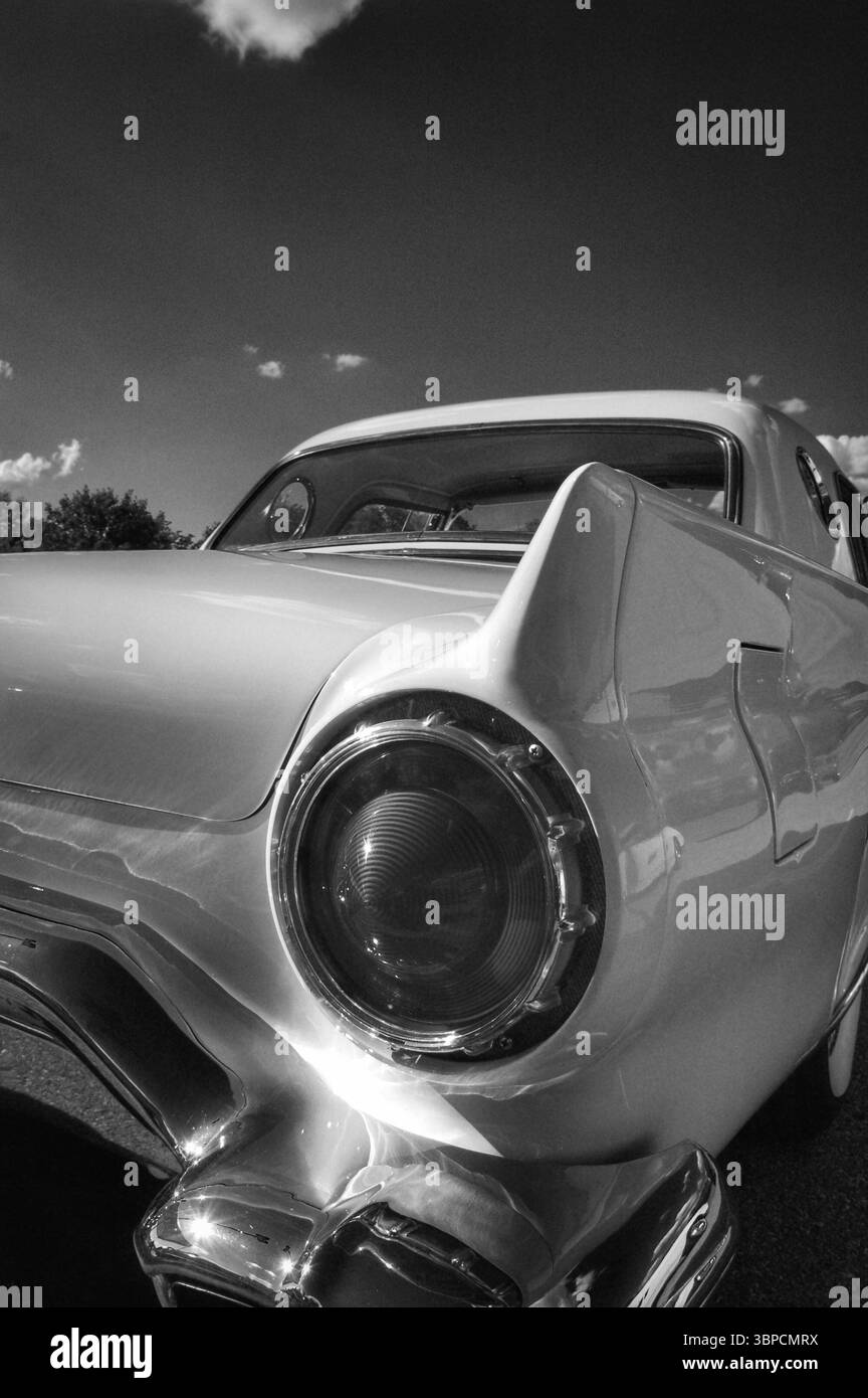 Luce di posizione posteriore e parafango posteriore di una Ford Thunderbird degli anni '1950 in bianco e nero Foto Stock