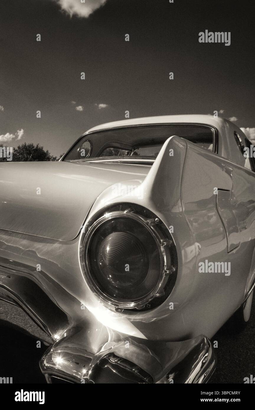 Luce di posizione posteriore e parafango posteriore di una Ford Thunderbird degli anni '1950 in bianco e nero Foto Stock