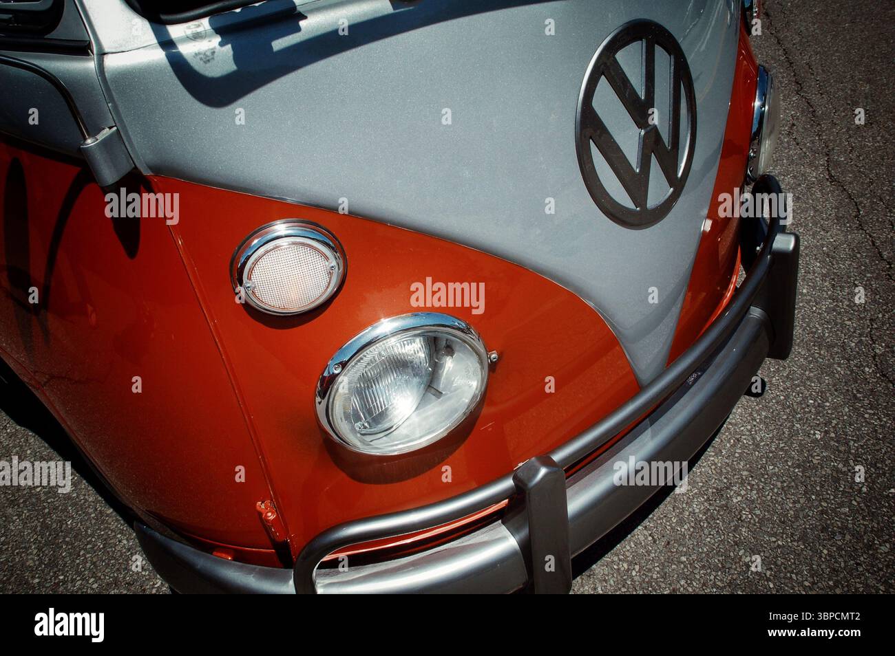 Vista frontale di un autobus VW vintage arancione e argento Foto Stock