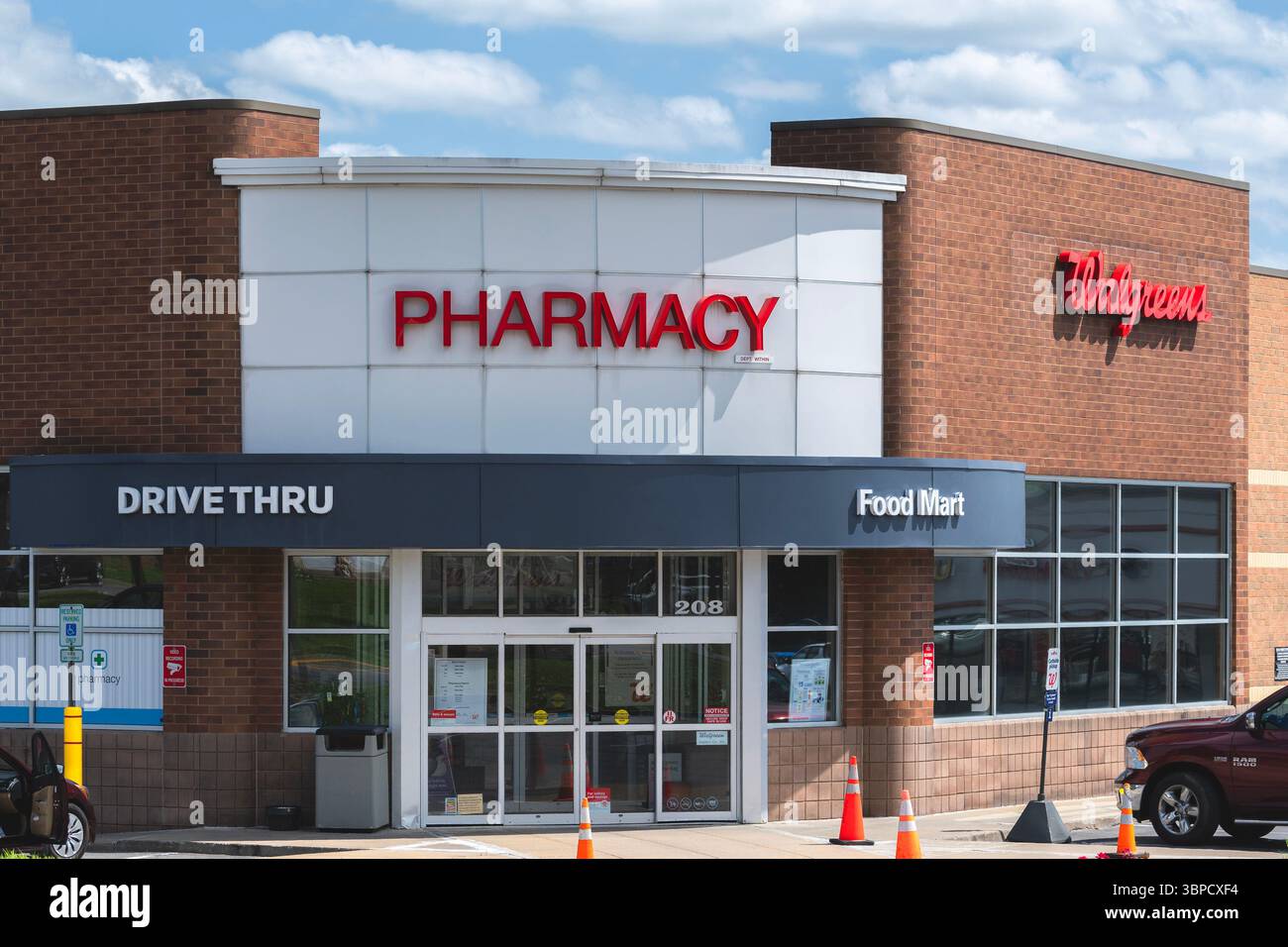 Utica, New York - 29 giugno 2025: Vista ravvicinata di Walgreens, ha una portata molto ampia con circa il 78% della popolazione statunitense che vive entro cinque miglia da Foto Stock