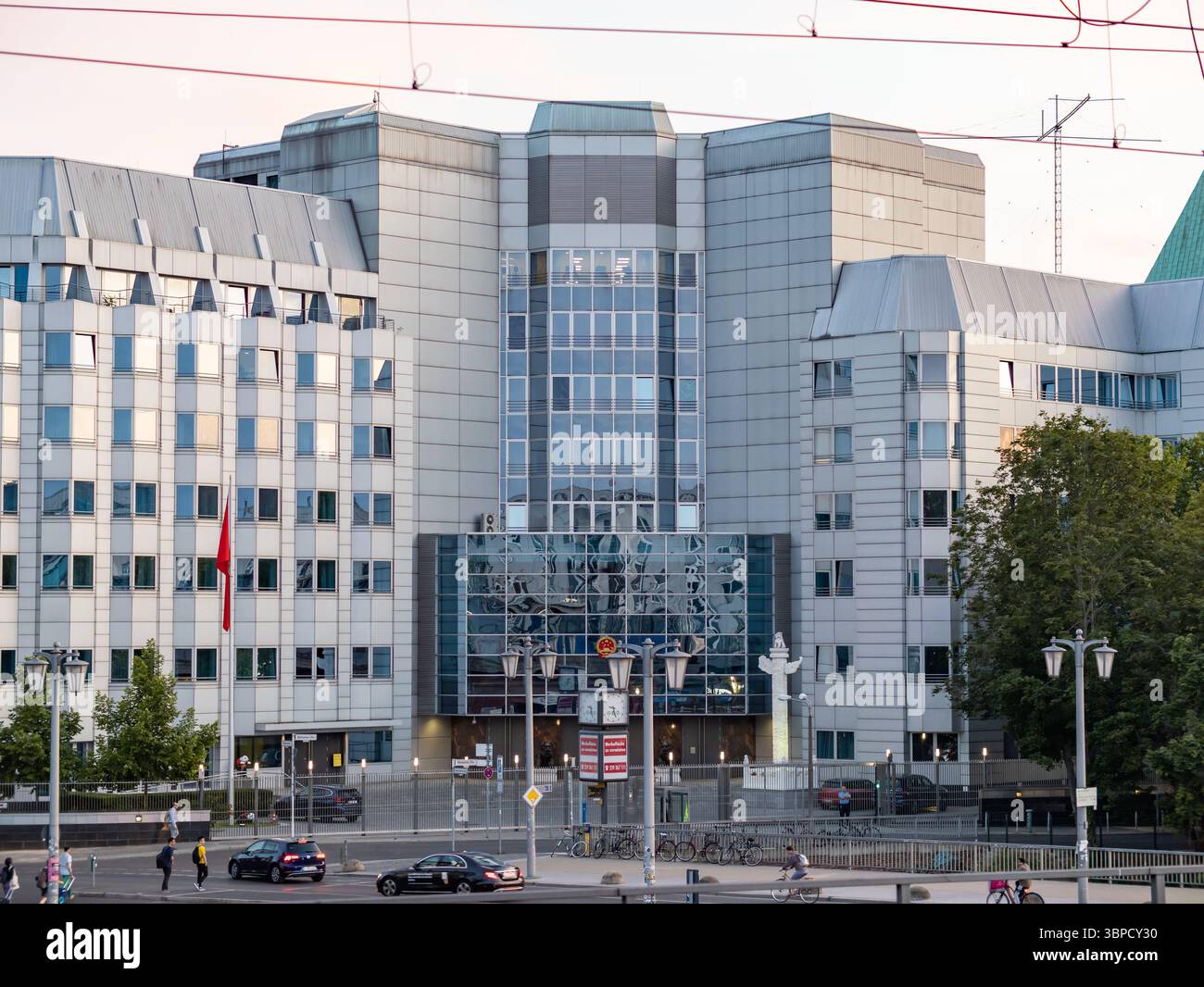Edificio dell'ambasciata cinese a Berlino. Ingresso della casa di rappresentanza nella capitale. Luogo della politica internazionale per rappresentare la Cina. Foto Stock