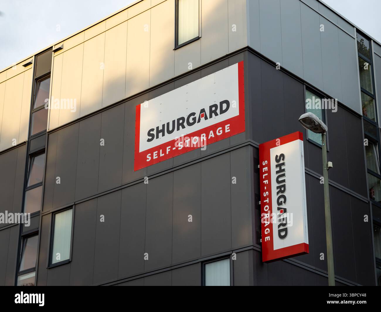 Cartello con il logo Shurgard Self Storage sull'esterno dell'edificio. Spazio magazzino disponibile in affitto nella città di Berlino. Foto Stock
