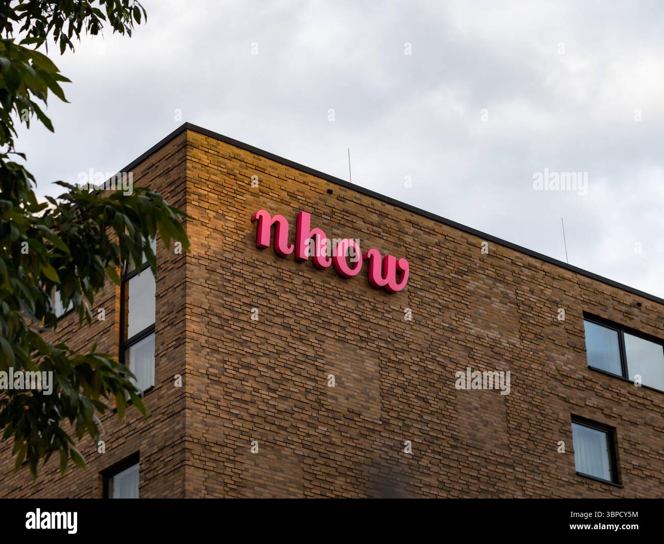 logo nhow, simbolo dell'hotel dedicato alla musica e allo stile di vita. Gli interni e gli esterni moderni fanno parte del marchio. Il marchio fa parte del NH Hotel Group. Foto Stock