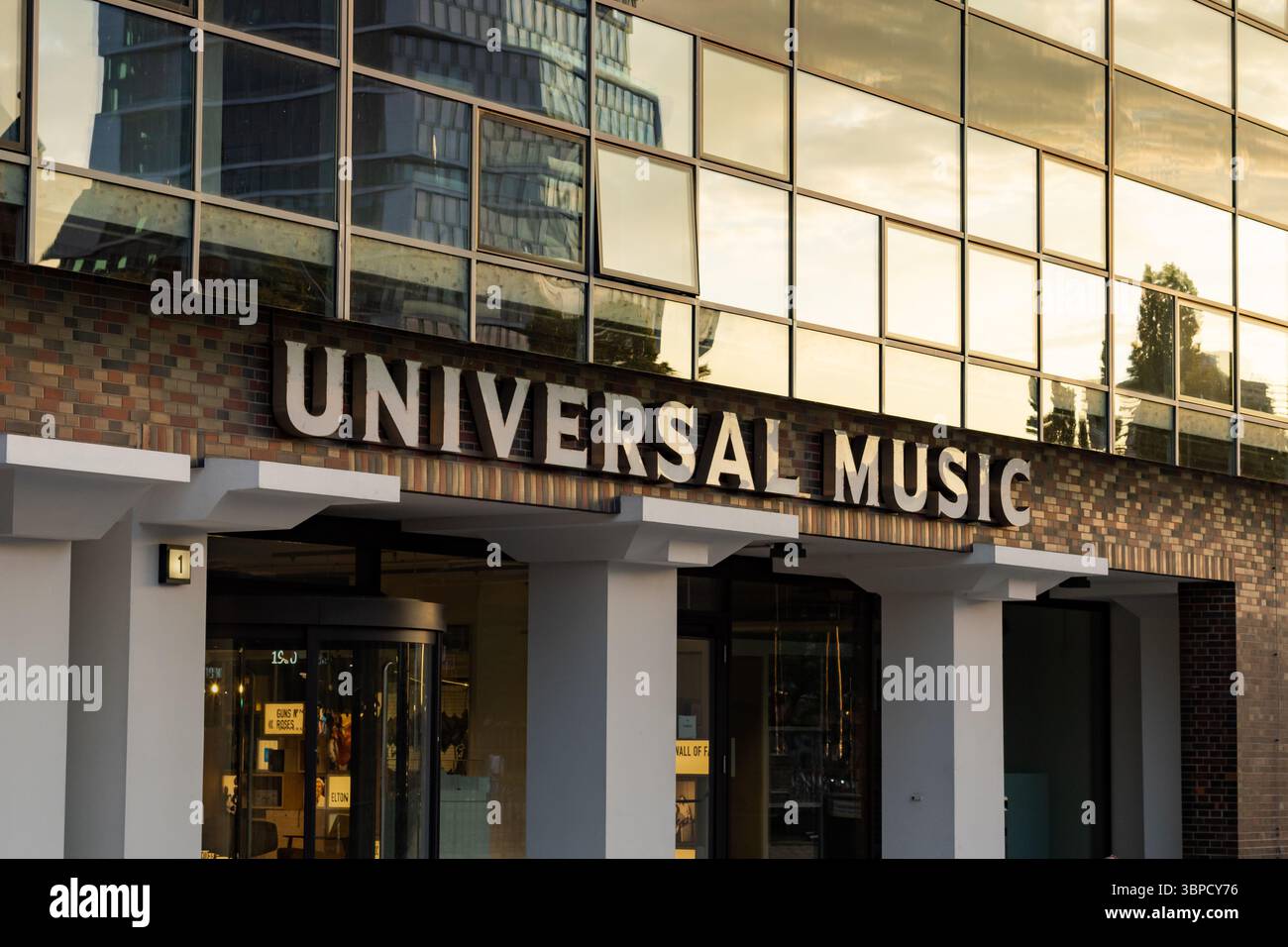 Logo Universal Music sull'esterno dell'edificio. UMG è una delle più grandi etichette discografiche e gestisce un ufficio nella città tedesca. Foto Stock