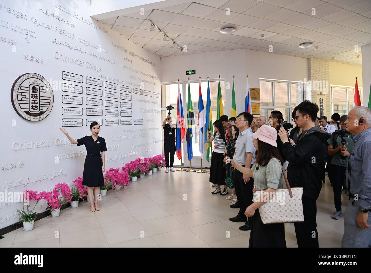 Tianjin. 7 luglio 2025. Gli ospiti visitano il Luban Workshop Construction and Experience Museum nella Tianjin, nella Cina settentrionale, il 7 luglio 2025. Gli ospiti si sono riuniti a Tianjin per il Global Mayors Dialogue -- SCO Summit Cities e hanno visitato il terminal intelligente a zero emissioni di carbonio del porto di Tianjin, il Luban Workshop Construction and Experience Museum e altri luoghi per conoscere lo sviluppo economico e sociale della Cina. Crediti: Li Ran/Xinhua/Alamy Live News Foto Stock