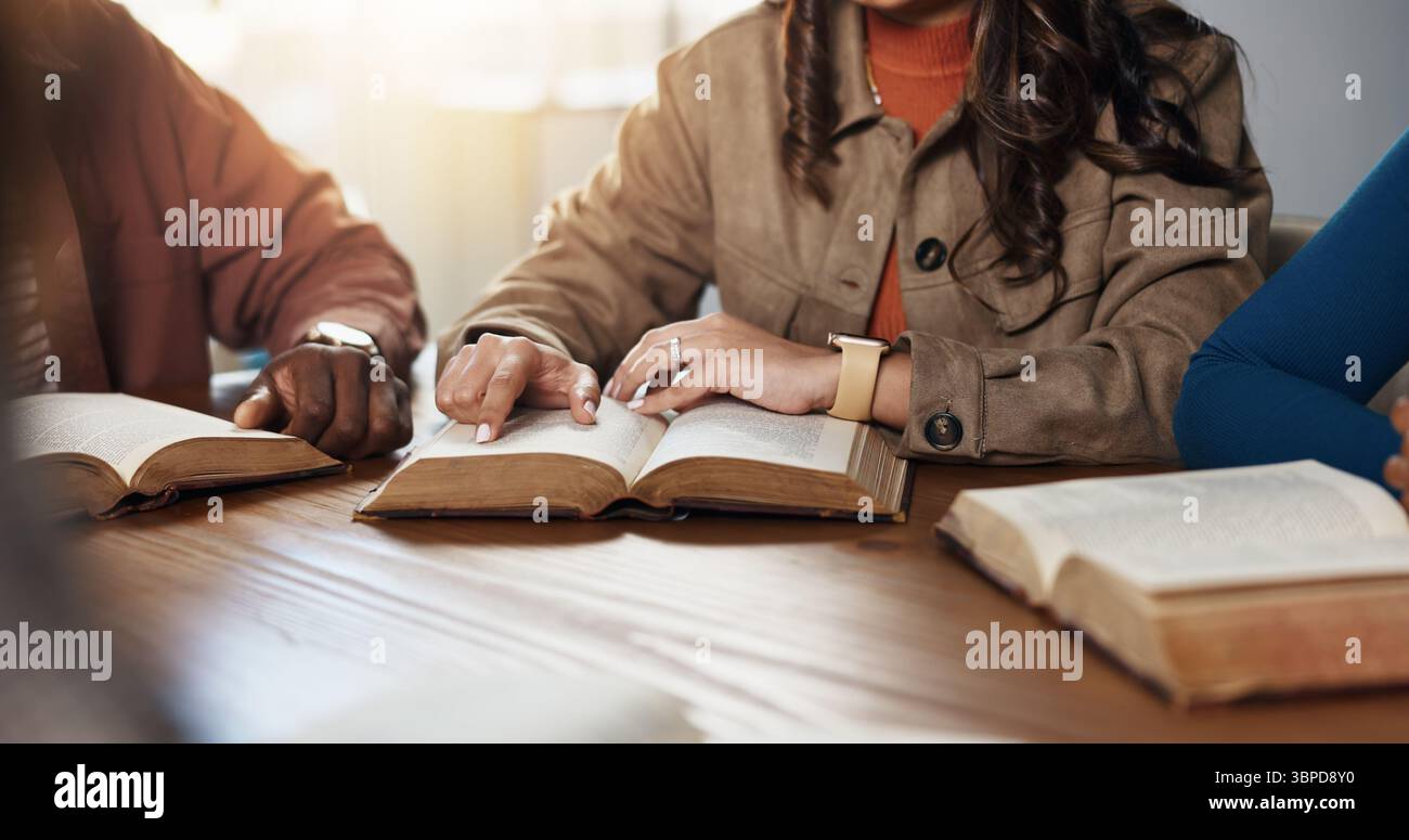 Mani, lettura e gruppo per lo studio della Bibbia, il culto o le persone che imparano il Vangelo per la religione. Fede, cristianesimo e conoscenza di Dio, delle Scritture o Foto Stock