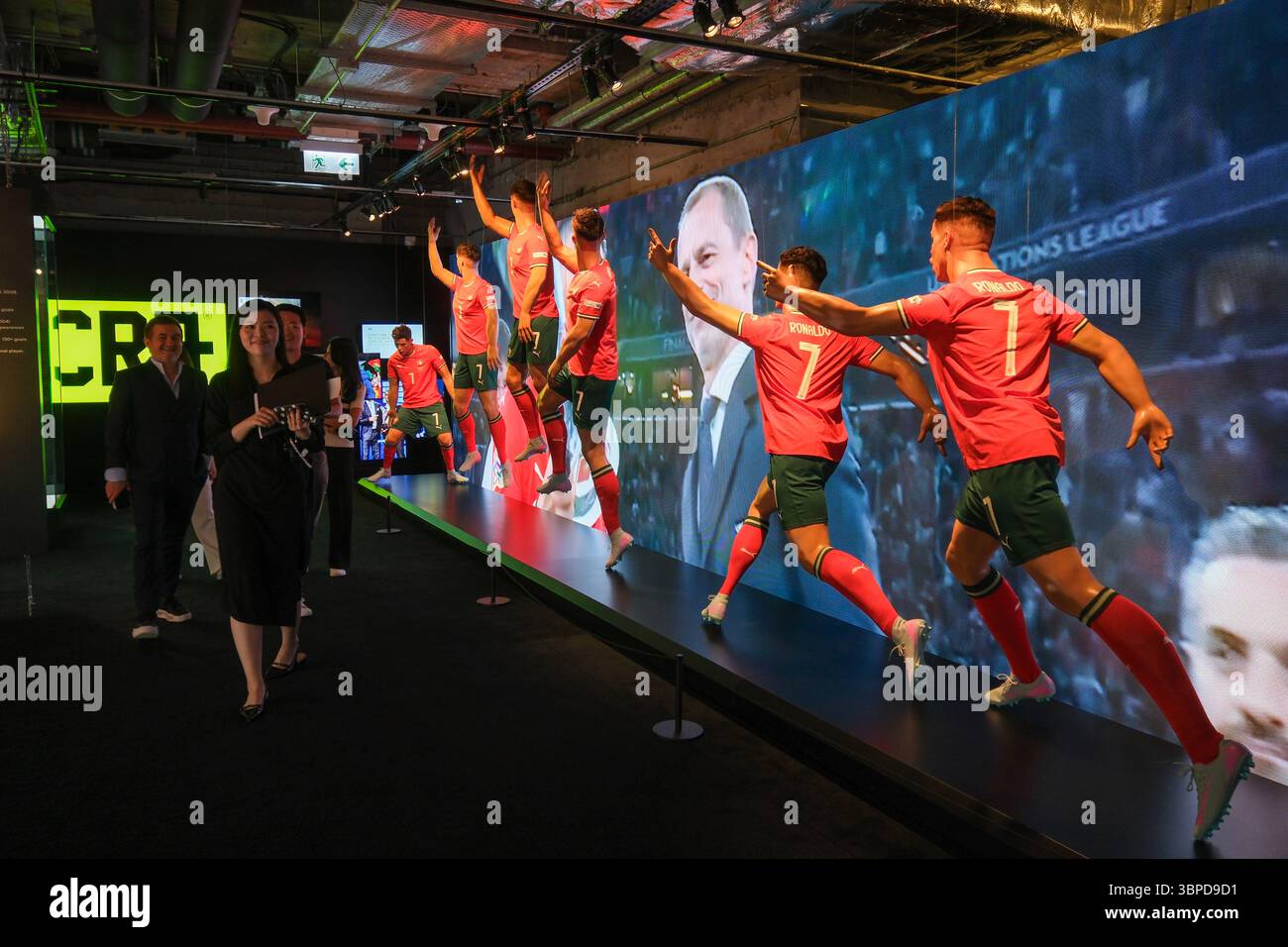 Hong Kong, Cina. 7 luglio 2025. La gente visita il CR7 LIFE Museum, dedicato alla leggenda del calcio portoghese Cristiano Ronaldo, al K11 Musea di Tsim Sha Tsui il 7 luglio 2025 a Hong Kong, Cina. Il CR7 Life Museum ha aperto ufficialmente il 7 luglio al K11 Musea di Hong Kong. La nuova attrazione del K11 Art & Cultural Centre è dedicata all'icona del calcio Cristiano Ronaldo, che espone oggetti di valore, tra cui uno dei suoi cinque trofei Ballon d'Or. Crediti: Chen Yongnuo/China News Service/Alamy Live News Foto Stock