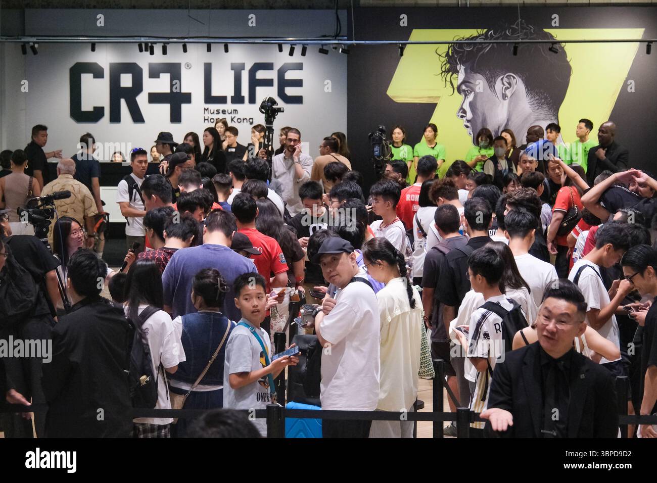 Hong Kong, Cina. 7 luglio 2025. La gente visita il CR7 LIFE Museum, dedicato alla leggenda del calcio portoghese Cristiano Ronaldo, al K11 Musea di Tsim Sha Tsui il 7 luglio 2025 a Hong Kong, Cina. Il CR7 Life Museum ha aperto ufficialmente il 7 luglio al K11 Musea di Hong Kong. La nuova attrazione del K11 Art & Cultural Centre è dedicata all'icona del calcio Cristiano Ronaldo, che espone oggetti di valore, tra cui uno dei suoi cinque trofei Ballon d'Or. Crediti: Chen Yongnuo/China News Service/Alamy Live News Foto Stock