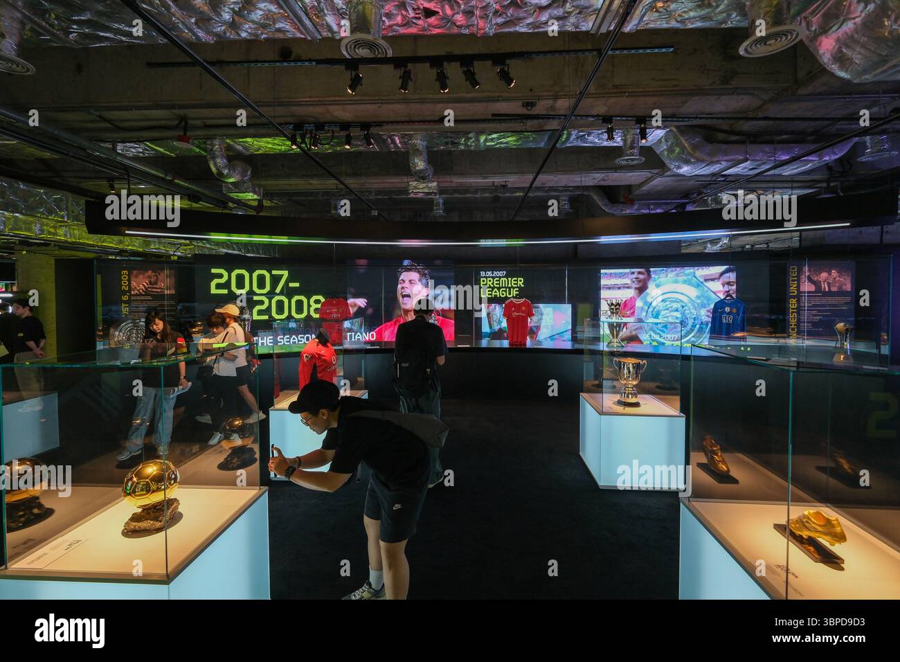 Hong Kong, Cina. 7 luglio 2025. La gente visita il CR7 LIFE Museum, dedicato alla leggenda del calcio portoghese Cristiano Ronaldo, al K11 Musea di Tsim Sha Tsui il 7 luglio 2025 a Hong Kong, Cina. Il CR7 Life Museum ha aperto ufficialmente il 7 luglio al K11 Musea di Hong Kong. La nuova attrazione del K11 Art & Cultural Centre è dedicata all'icona del calcio Cristiano Ronaldo, che espone oggetti di valore, tra cui uno dei suoi cinque trofei Ballon d'Or. Crediti: Chen Yongnuo/China News Service/Alamy Live News Foto Stock