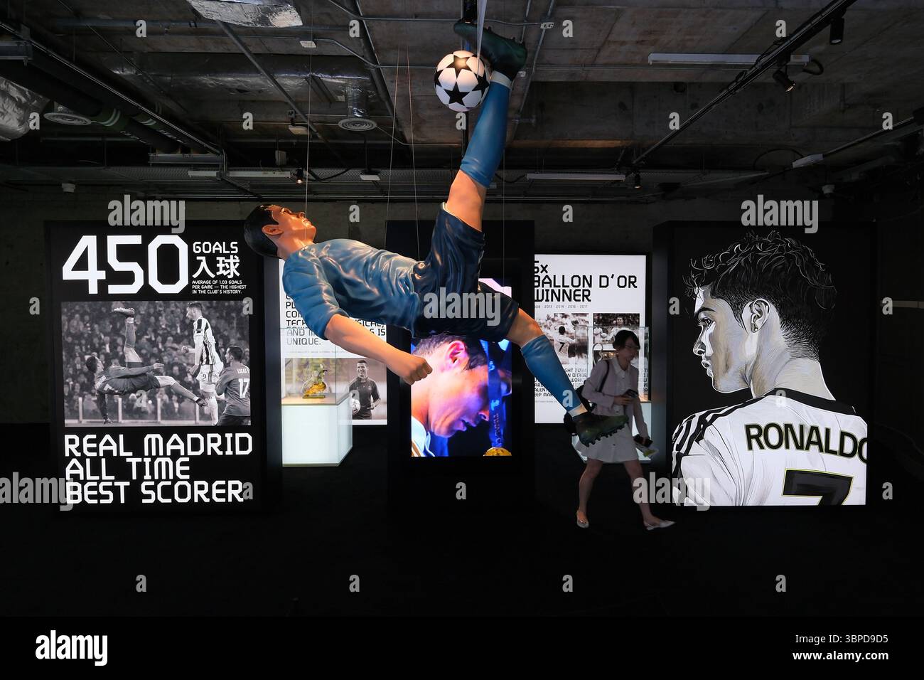 Hong Kong, Cina. 7 luglio 2025. La gente visita il CR7 LIFE Museum, dedicato alla leggenda del calcio portoghese Cristiano Ronaldo, al K11 Musea di Tsim Sha Tsui il 7 luglio 2025 a Hong Kong, Cina. Il CR7 Life Museum ha aperto ufficialmente il 7 luglio al K11 Musea di Hong Kong. La nuova attrazione del K11 Art & Cultural Centre è dedicata all'icona del calcio Cristiano Ronaldo, che espone oggetti di valore, tra cui uno dei suoi cinque trofei Ballon d'Or. Crediti: Chen Yongnuo/China News Service/Alamy Live News Foto Stock