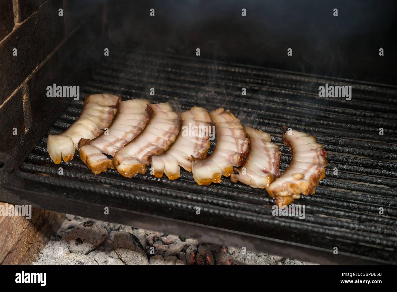 Specialità culinarie rumene pancetta grassa alla griglia e slanina Foto Stock