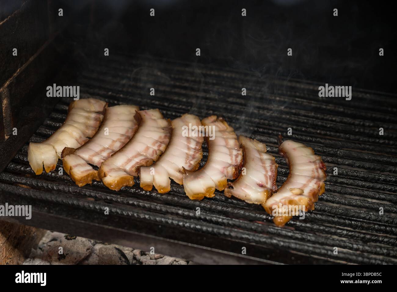 Specialità culinarie rumene pancetta grassa alla griglia e slanina Foto Stock