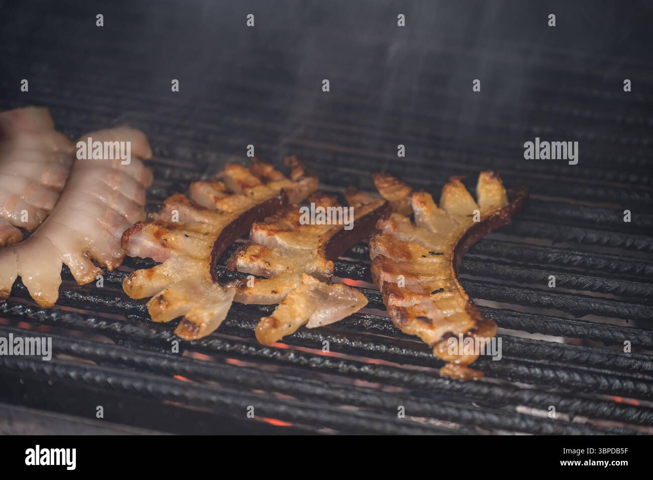 Specialità culinarie rumene pancetta grassa alla griglia e slanina Foto Stock